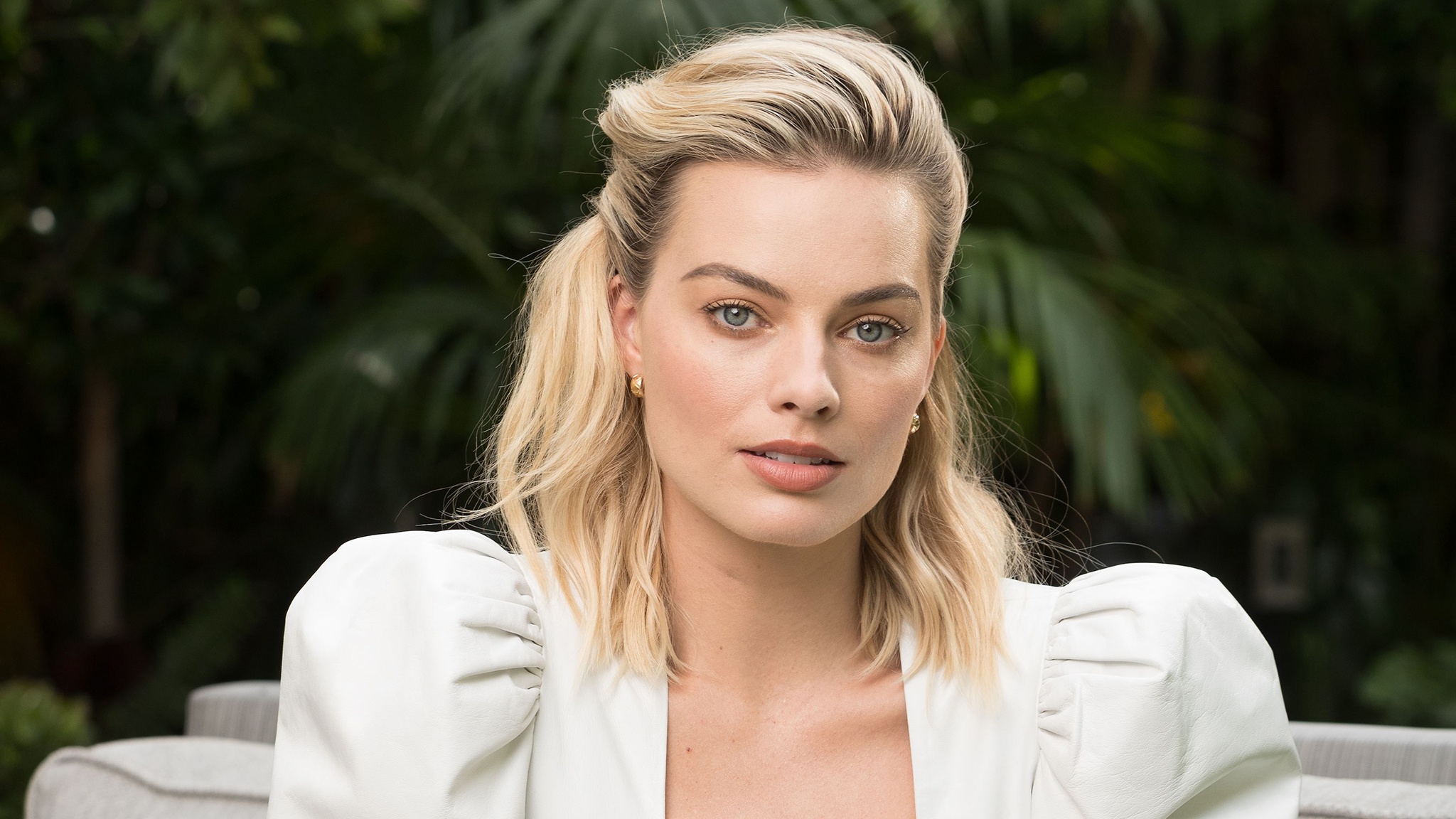 Download mobile wallpaper Blonde, Blue Eyes, American, Celebrity, Actress, Margot Robbie for free.
