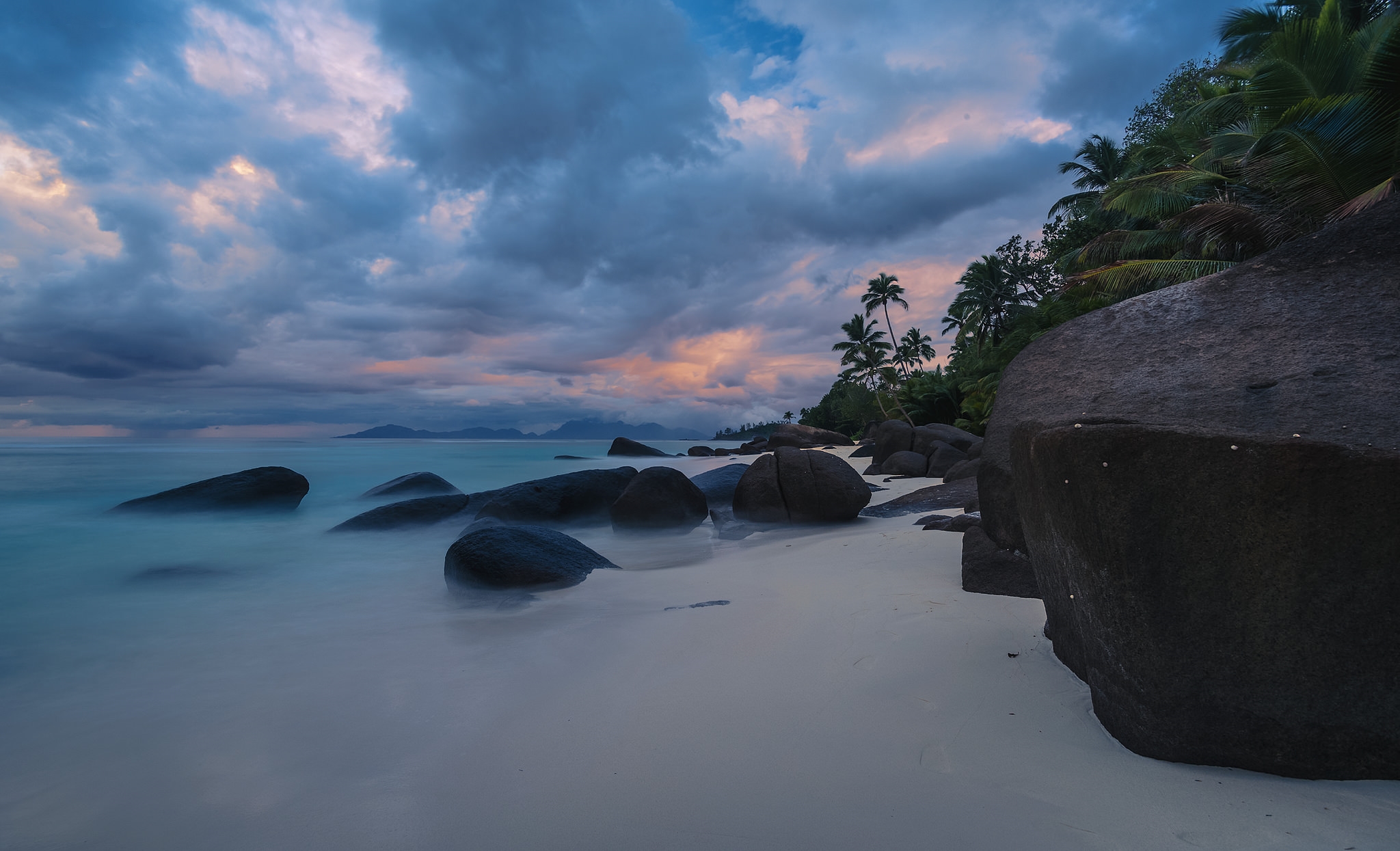 Descarga gratis la imagen Mar, Playa, Horizonte, Océano, Nube, Seychelles, Tierra/naturaleza, Palmera en el escritorio de tu PC