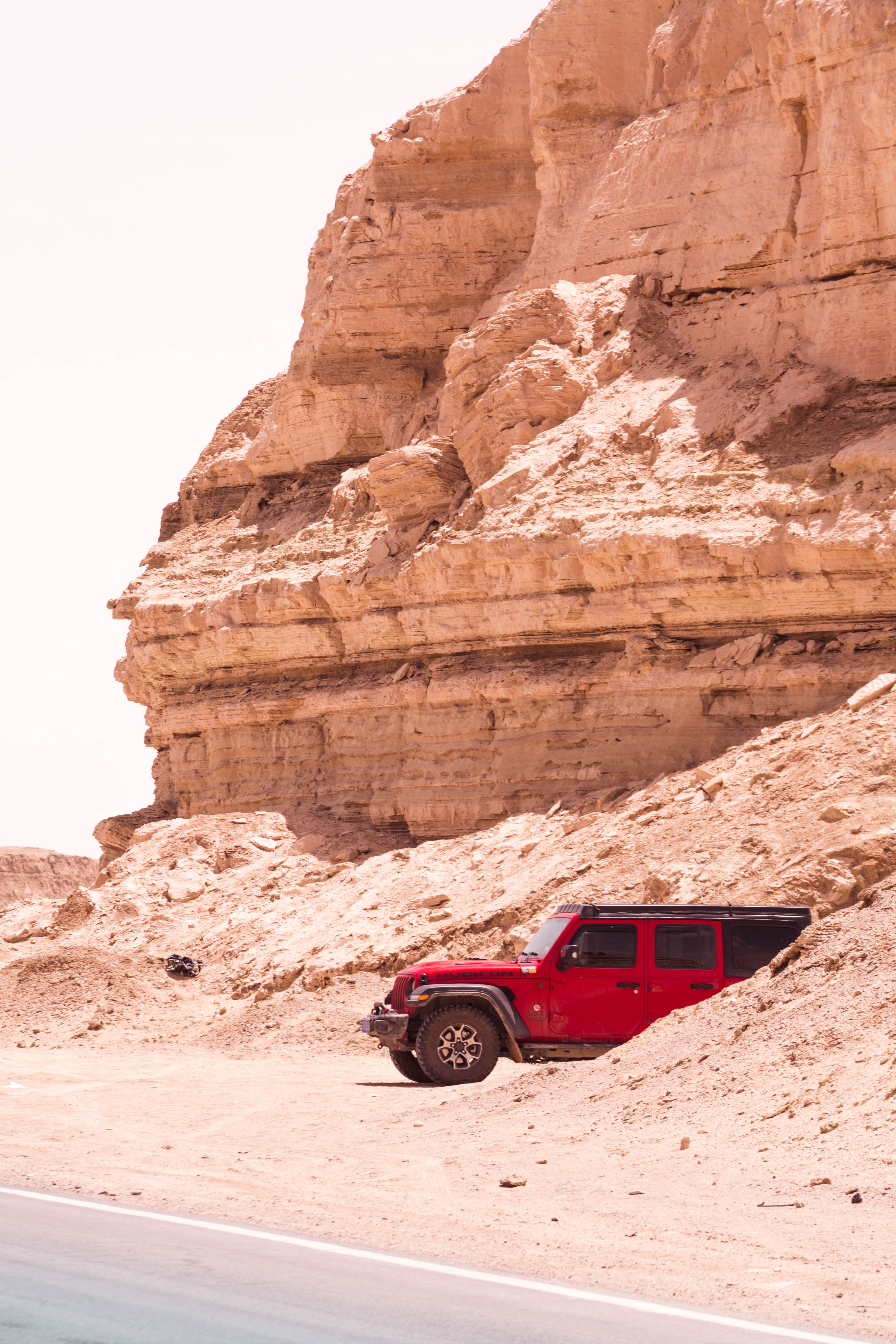 134395 скачать обои jeep wrangler, внедорожник, тачки (cars), скала, красный, автомобиль, jeep - заставки и картинки бесплатно