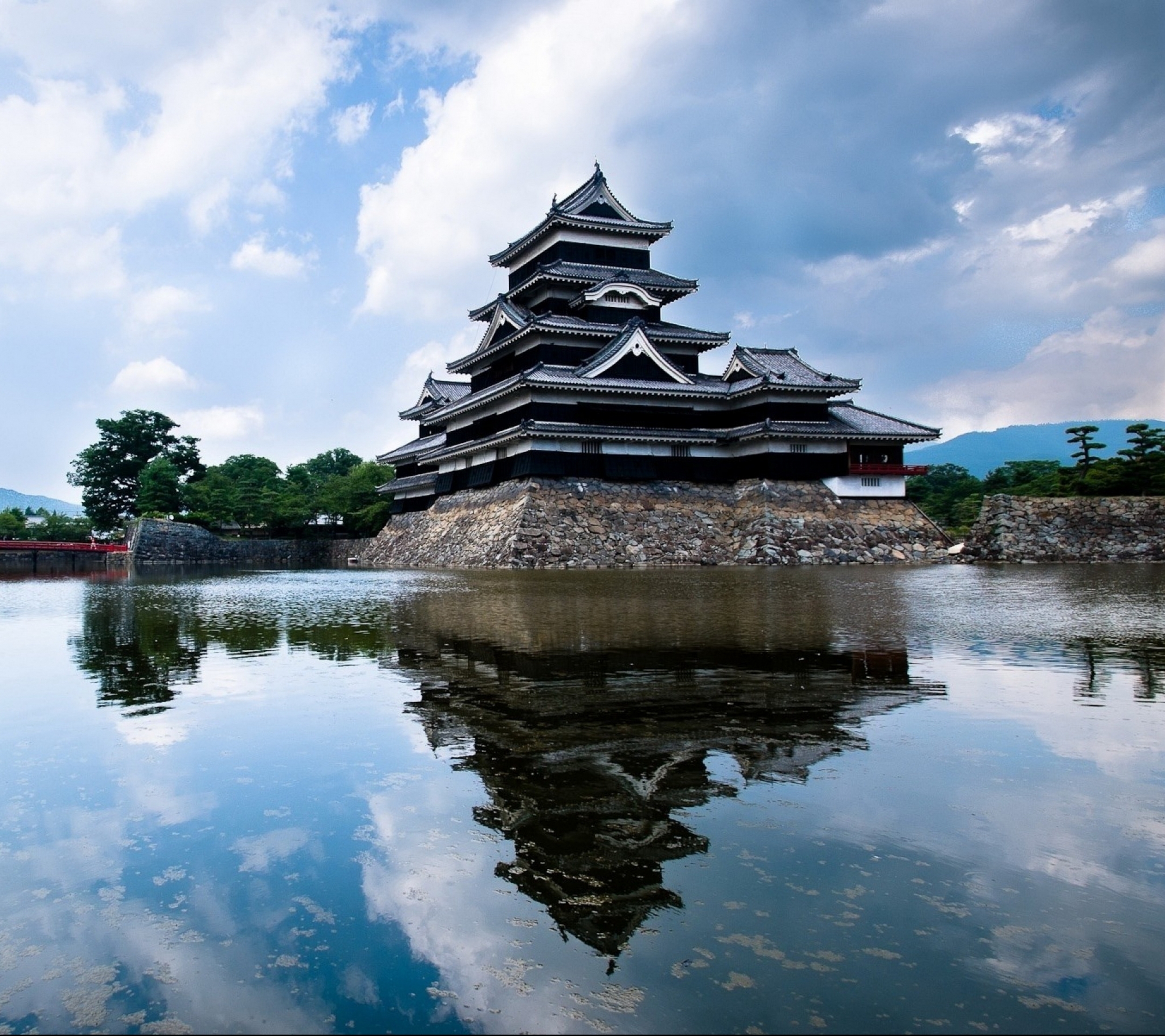 Скачать картинку Замки, Замок, Отражение, Мост, Япония, Сделано Человеком, Замок Мацумото в телефон бесплатно.