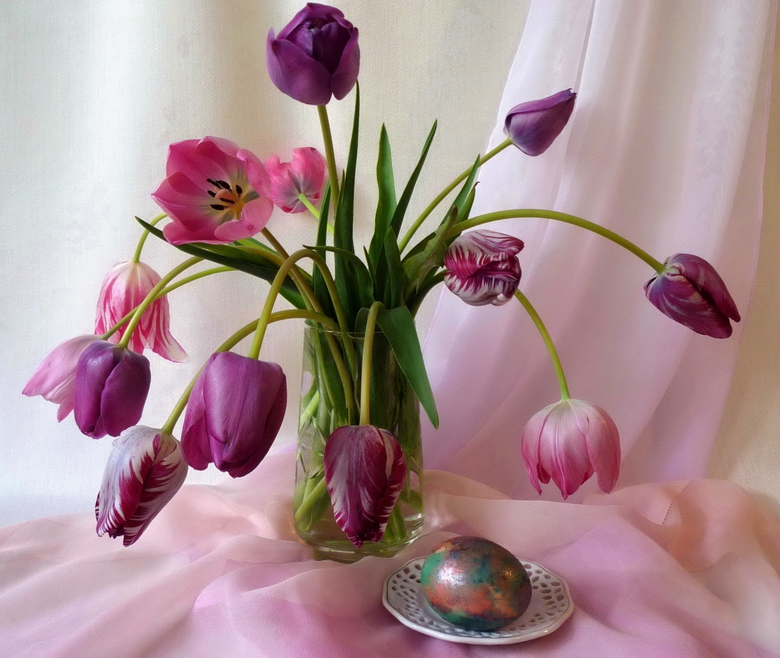 93881 скачать обои пасха, цветы, тюльпаны, ваза, ткань, праздник, яйцо - заставки и картинки бесплатно
