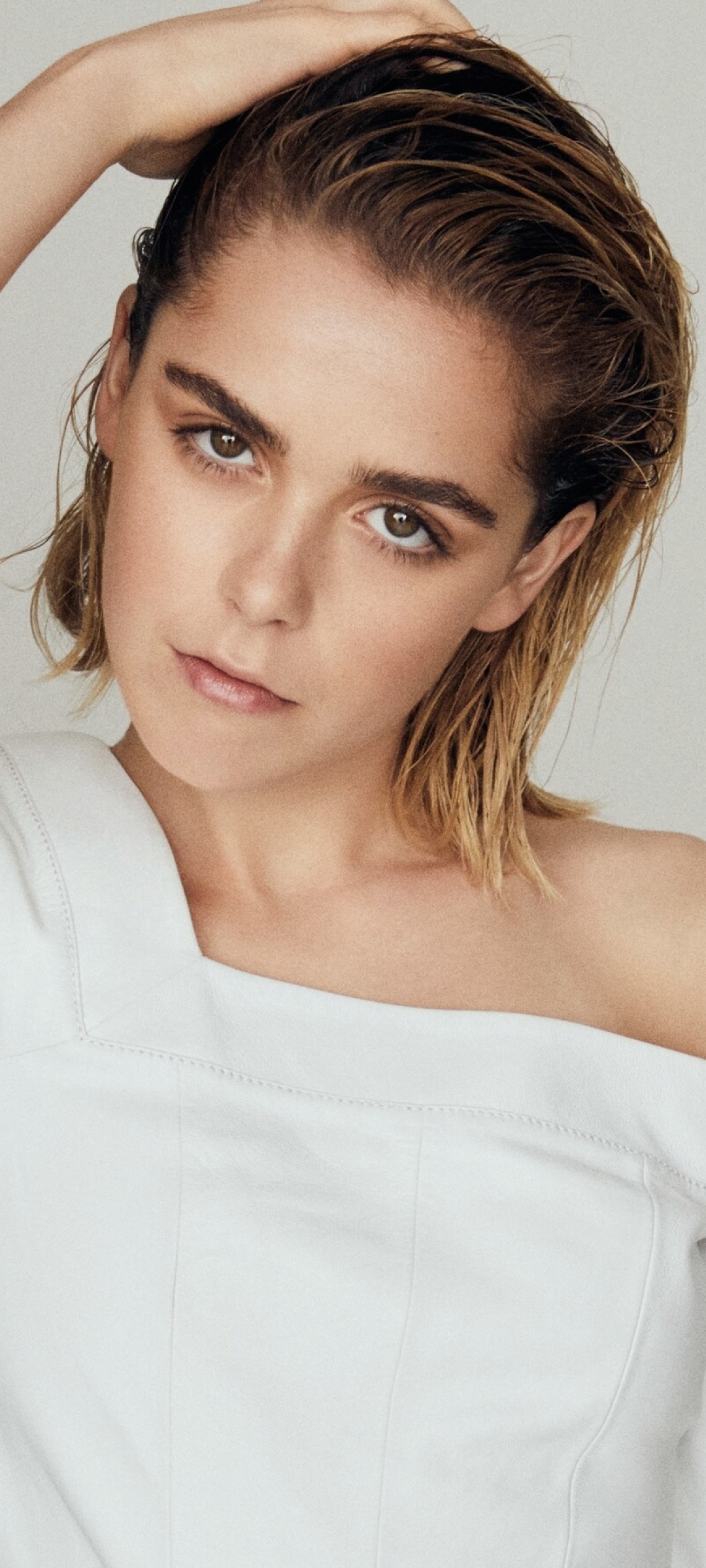 Download mobile wallpaper Blonde, American, Celebrity, Short Hair, Actress, Kiernan Shipka for free.