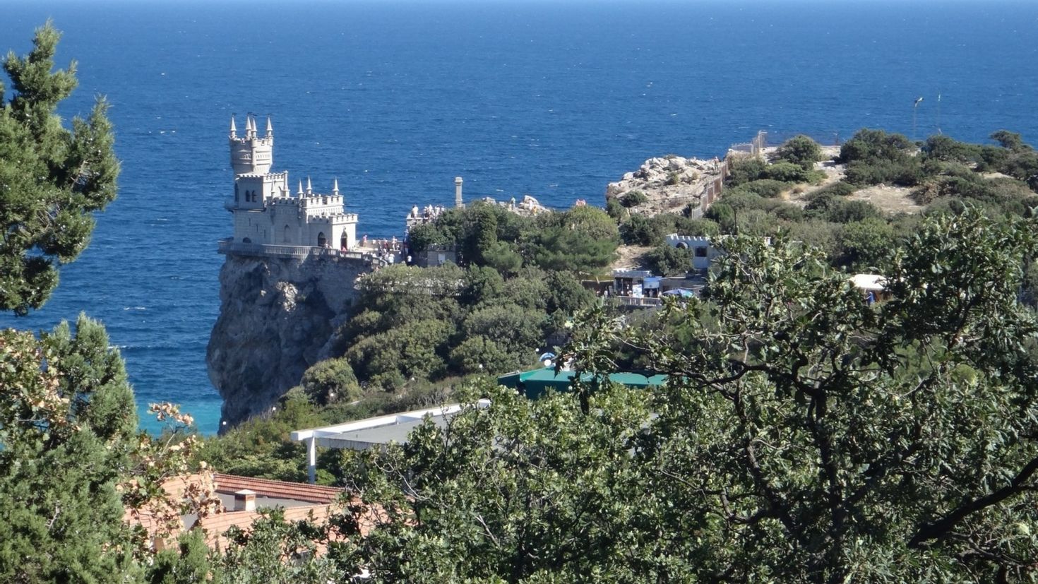 Рабочие ялта. Ласточка Ласточкино гнездо Ялта. Ялта картина Ласточкина гнездо. Мыс ай-Тодор. Ласточкино гнездо Крым 1920 1080.