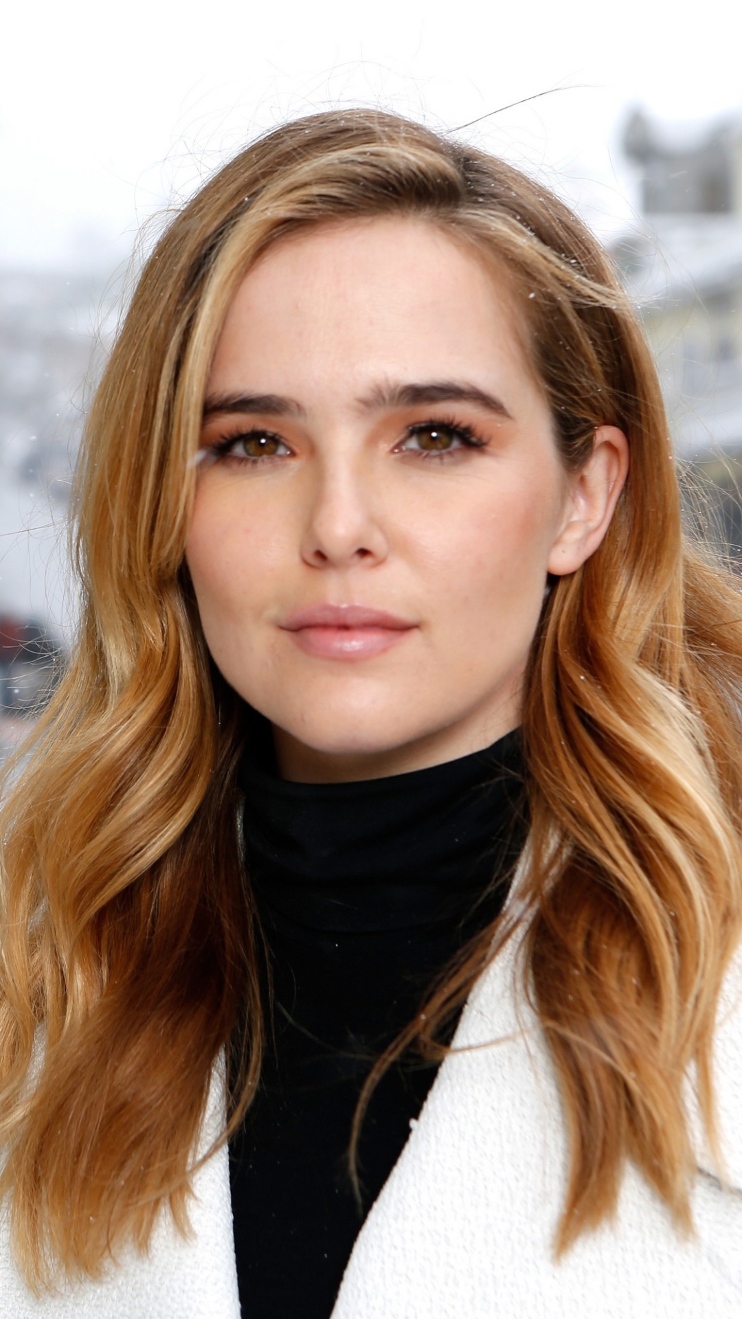 Download mobile wallpaper Blonde, Face, American, Celebrity, Actress, Zoey Deutch for free.