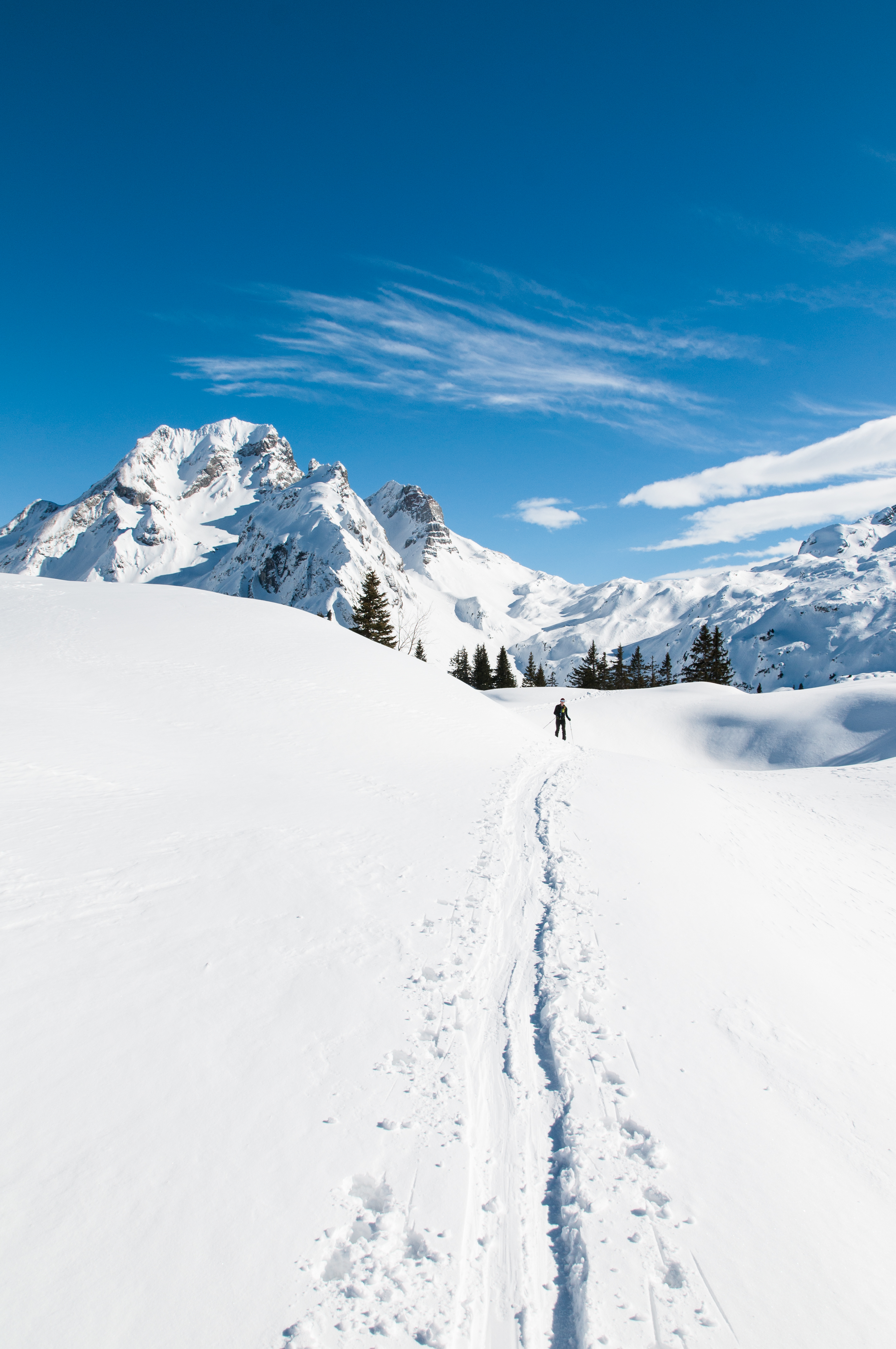 67123 скачать картинку природа, горы, снег, заснеженный, дорожка, лыжник - обои и заставки бесплатно