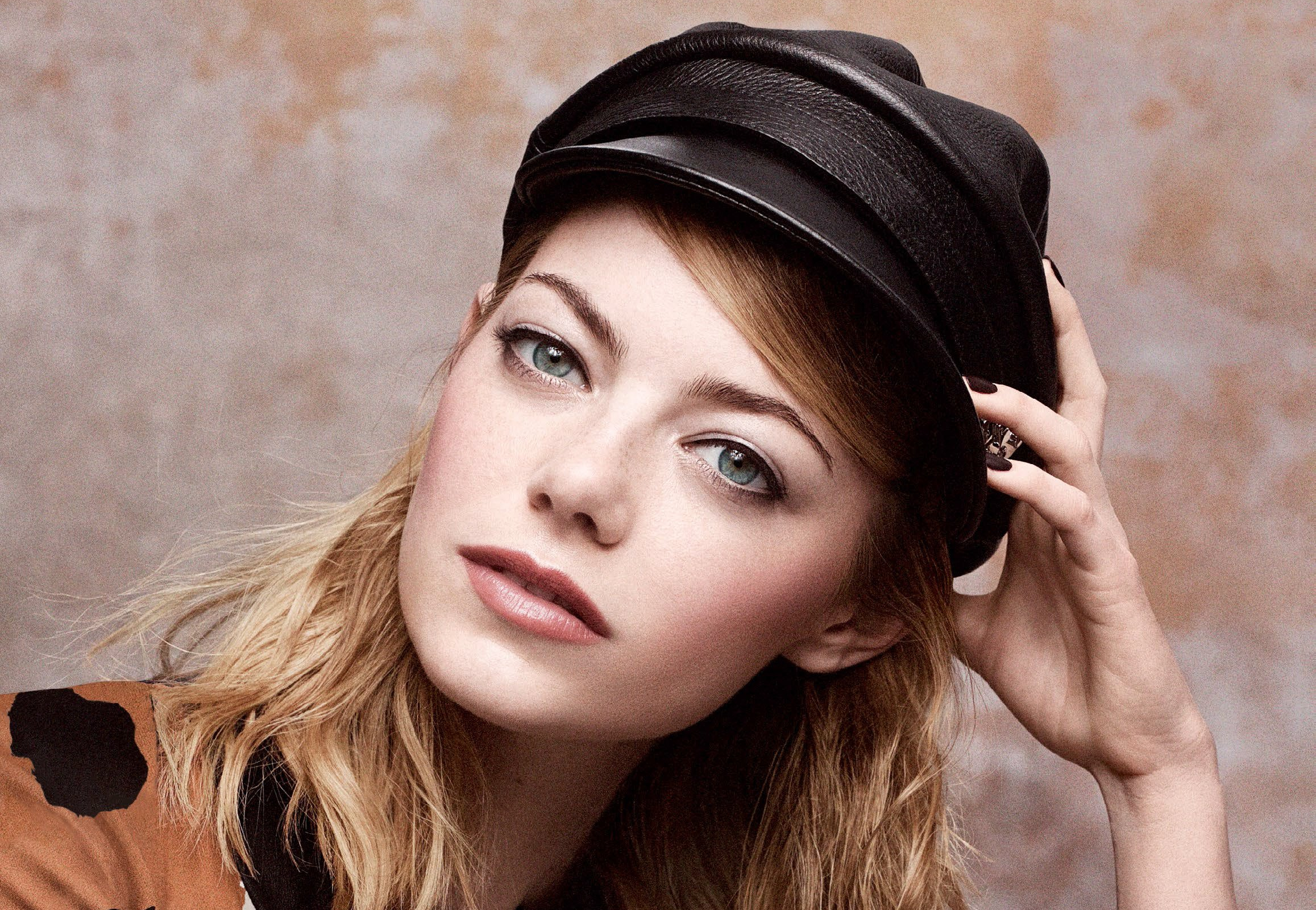 Free download wallpaper Emma Stone, Blonde, Face, Hat, Green Eyes, American, Celebrity, Actress on your PC desktop