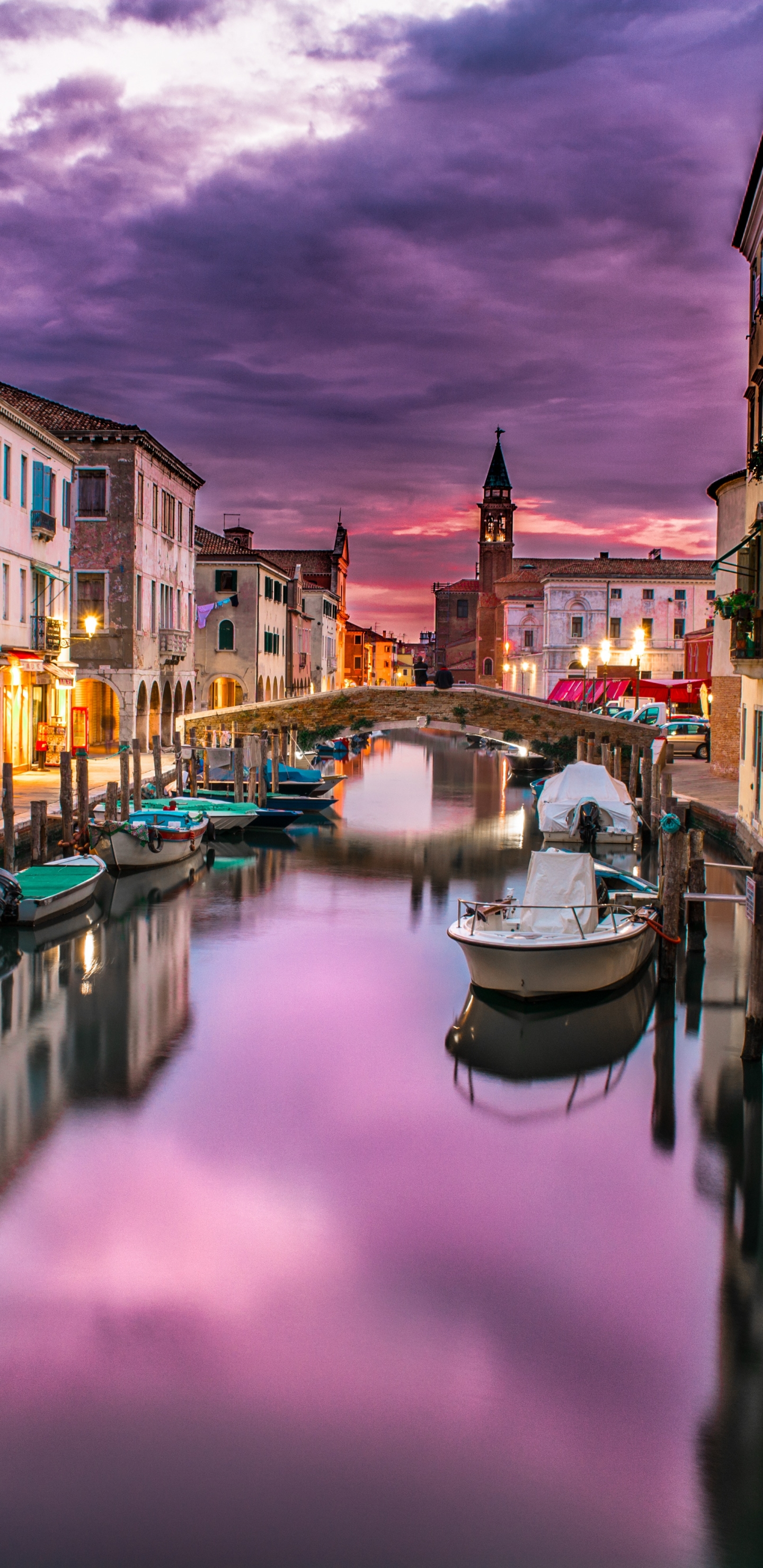 Handy-Wallpaper Städte, Venedig, Haus, Boot, Kanal, Sonnenuntergang, Menschengemacht, Spiegelung, Betrachtung kostenlos herunterladen.