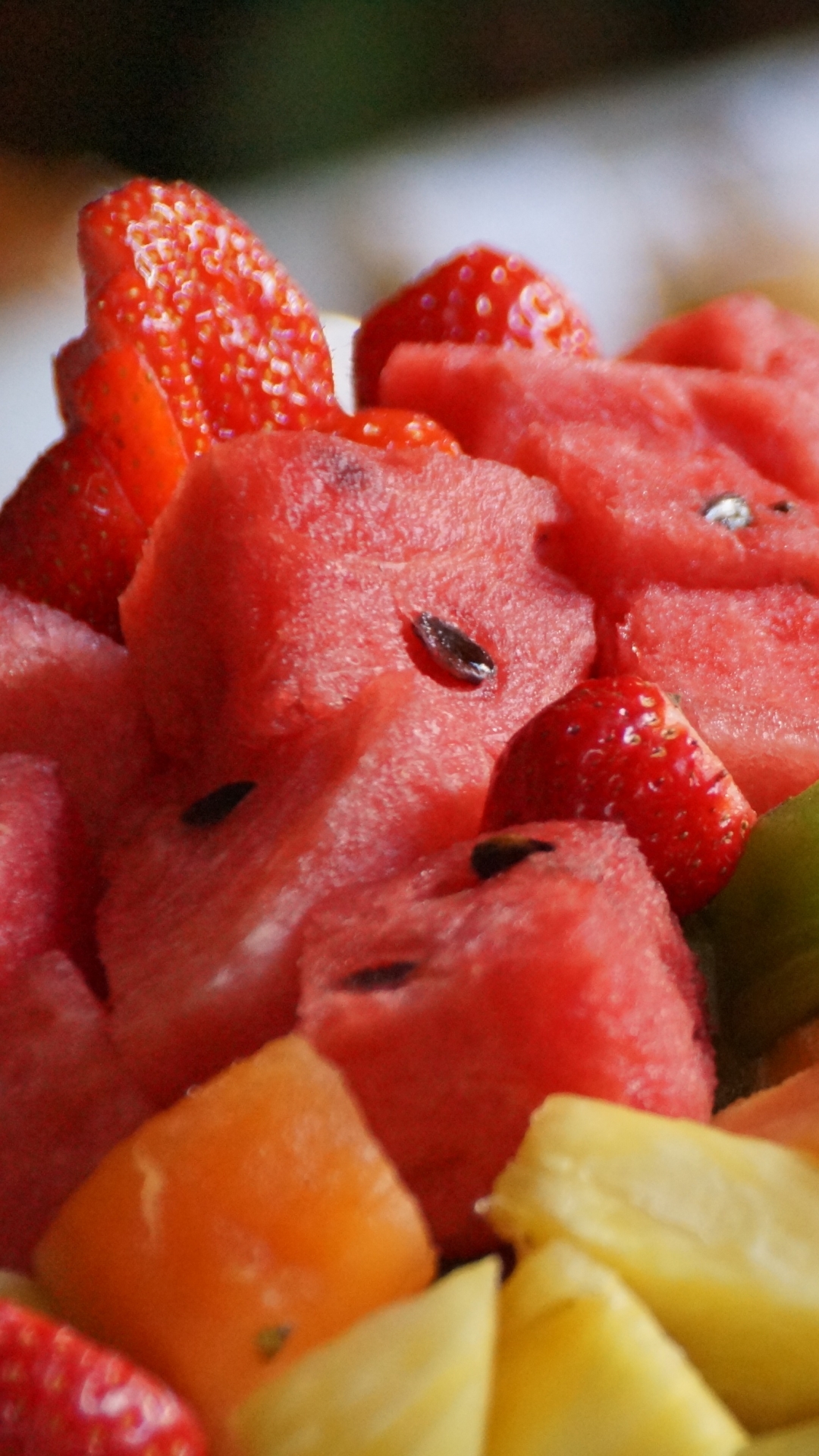 Handy-Wallpaper Erdbeere, Kiwi, Ananas, Frucht, Wassermelone, Salat, Nahrungsmittel, Früchte kostenlos herunterladen.