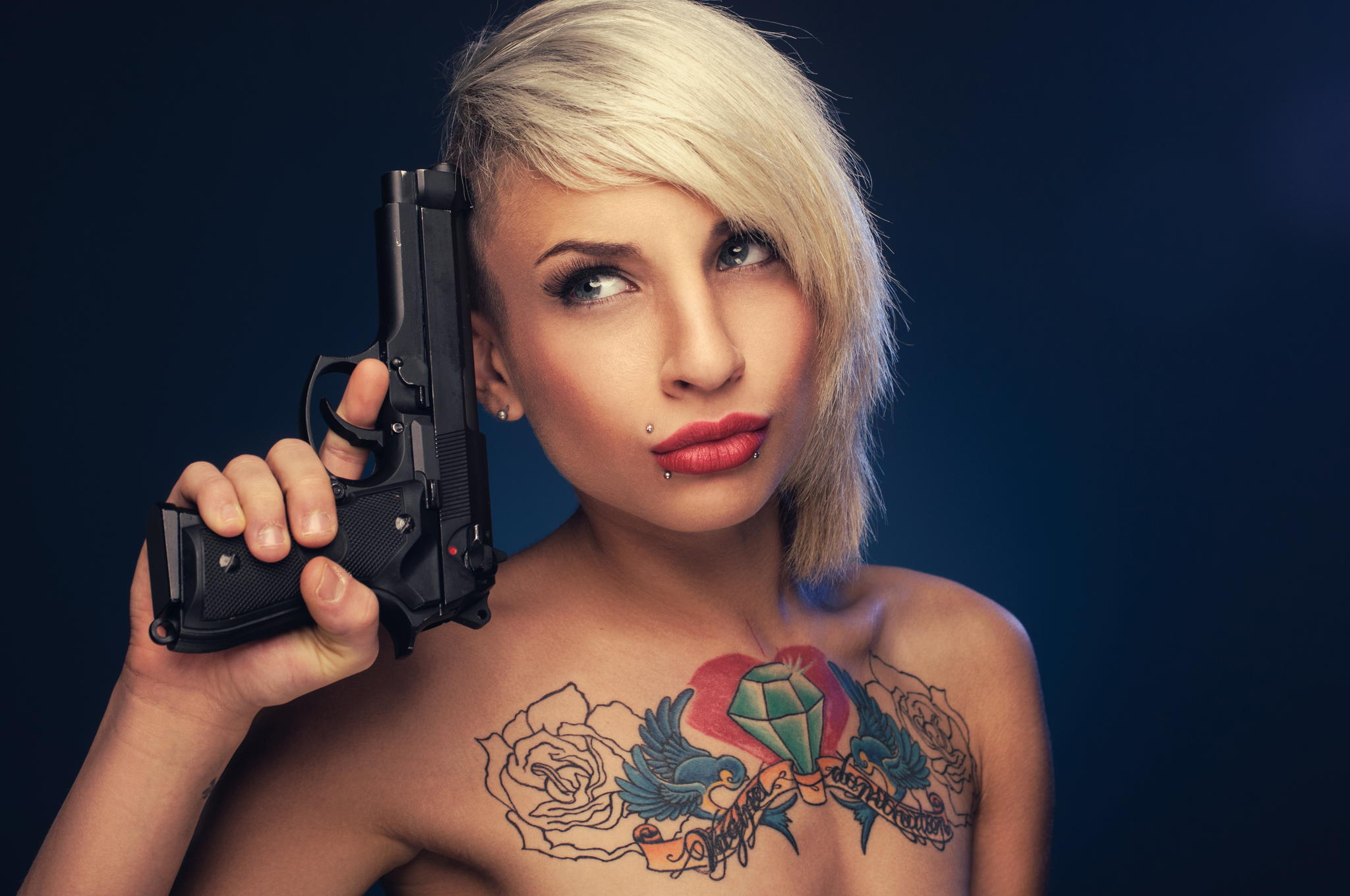 Descarga gratuita de fondo de pantalla para móvil de Tatuaje, Mujeres, Chicas & Armas.