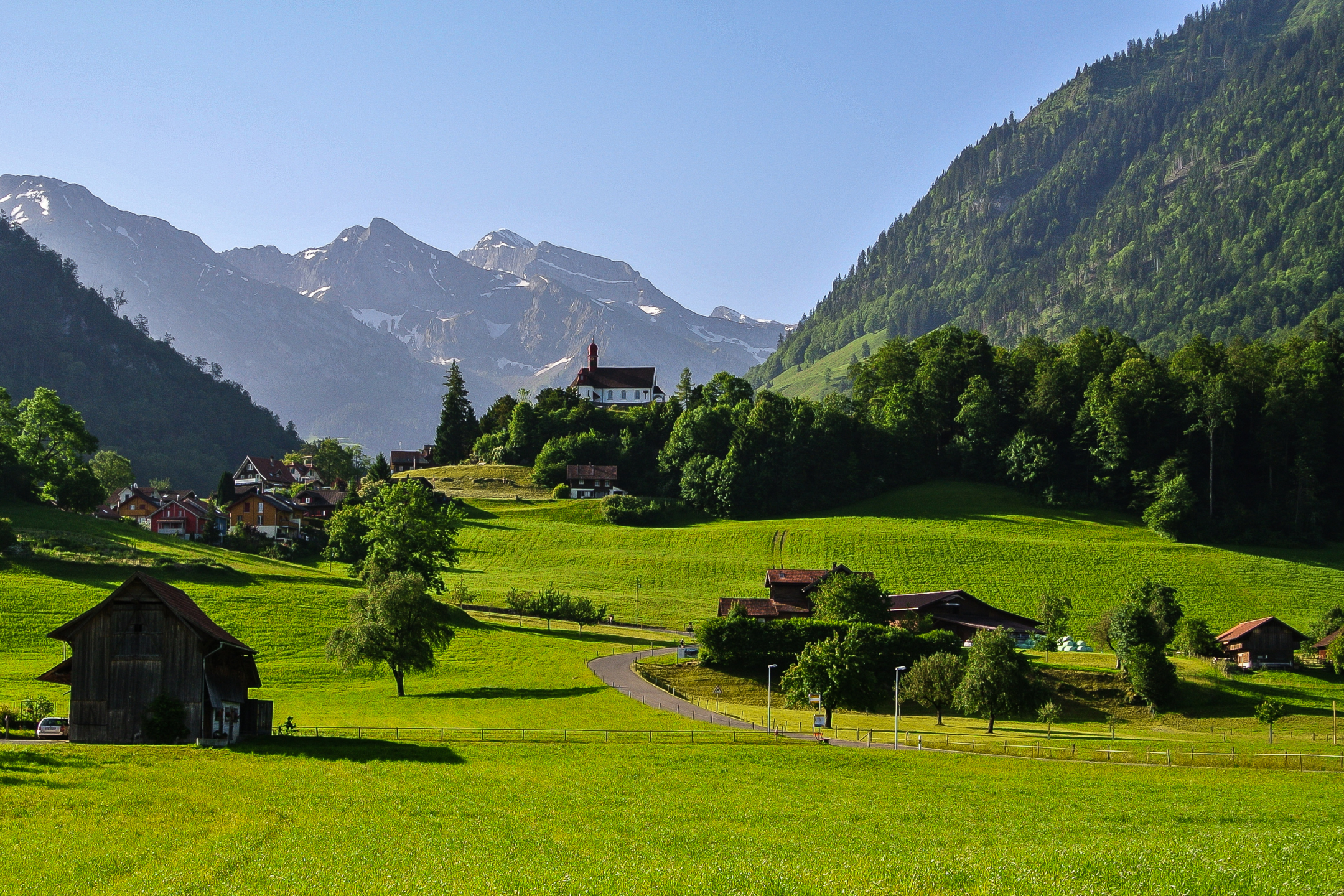 Laden Sie das Landschaft, Schlucht, Berg, Dorf, Morgen, Schweiz, Gebirge, Tal, Kirche, Wiese, Fotografie-Bild kostenlos auf Ihren PC-Desktop herunter