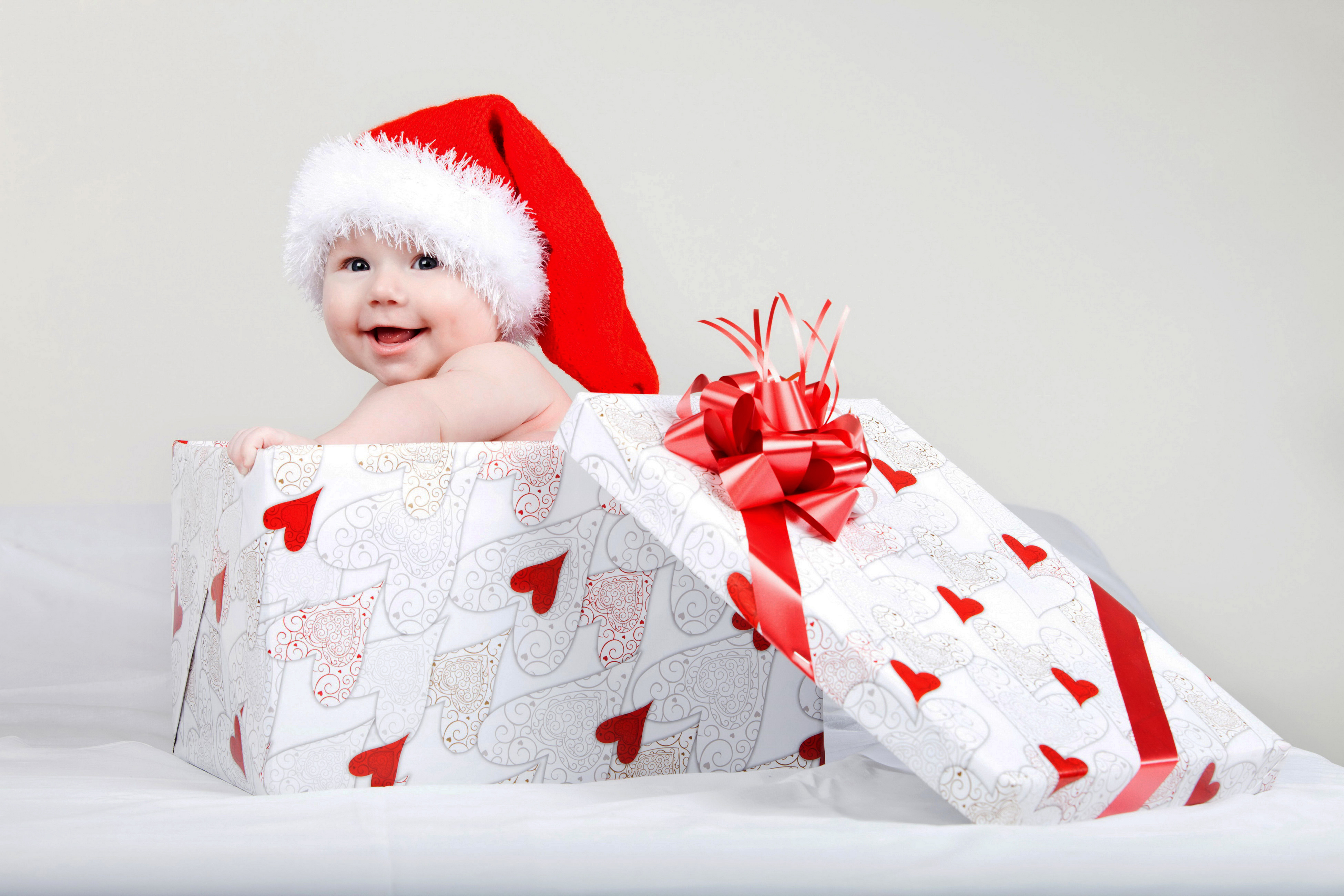 Скачать картинку Рождество, Подарки, Младенец, Праздничные, Шляпа Санты в телефон бесплатно.