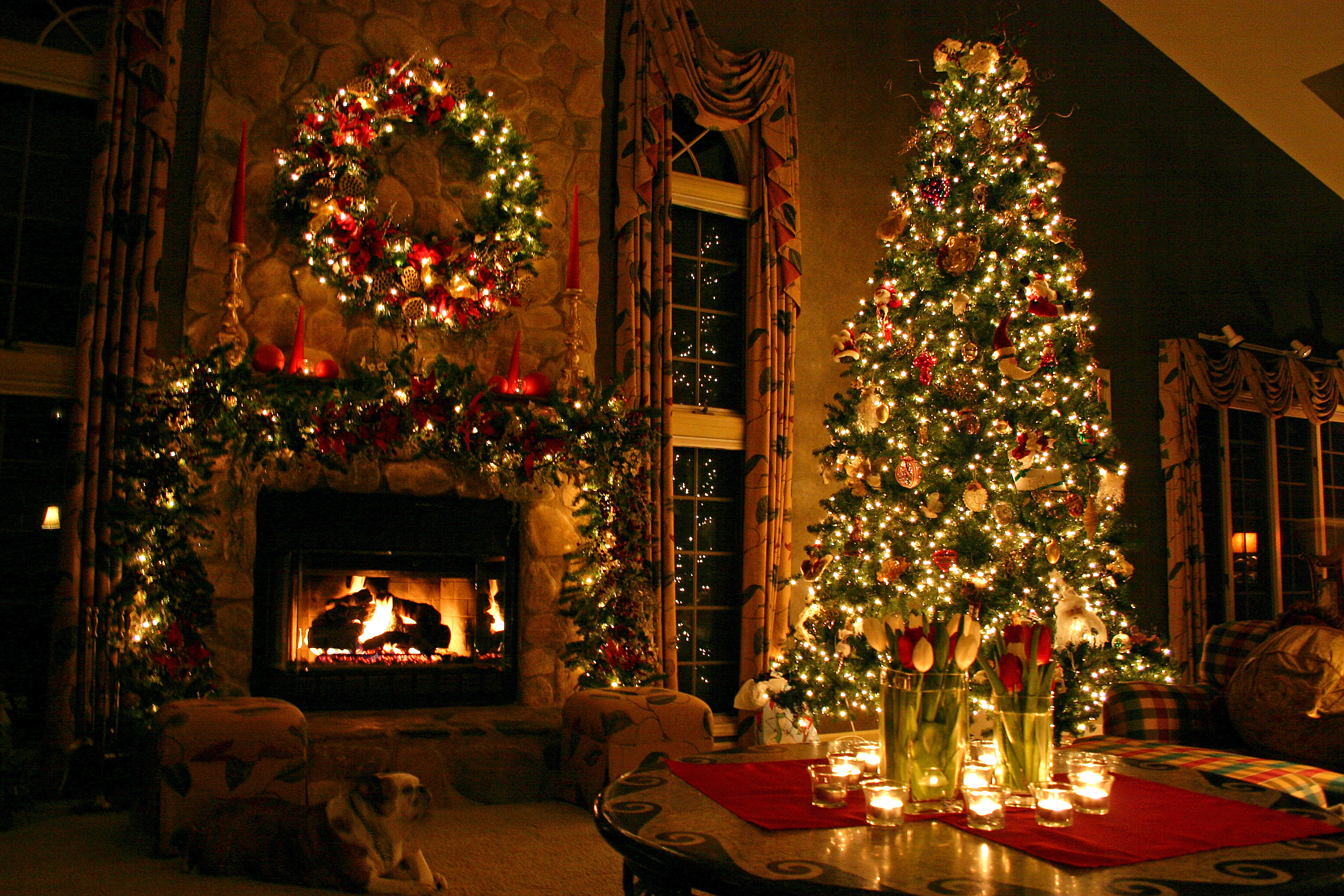 545184 descargar fondo de pantalla navidad, chimenea, luces de navidad, adornos de navidad, día festivo, vela, árbol de navidad, tulipán: protectores de pantalla e imágenes gratis