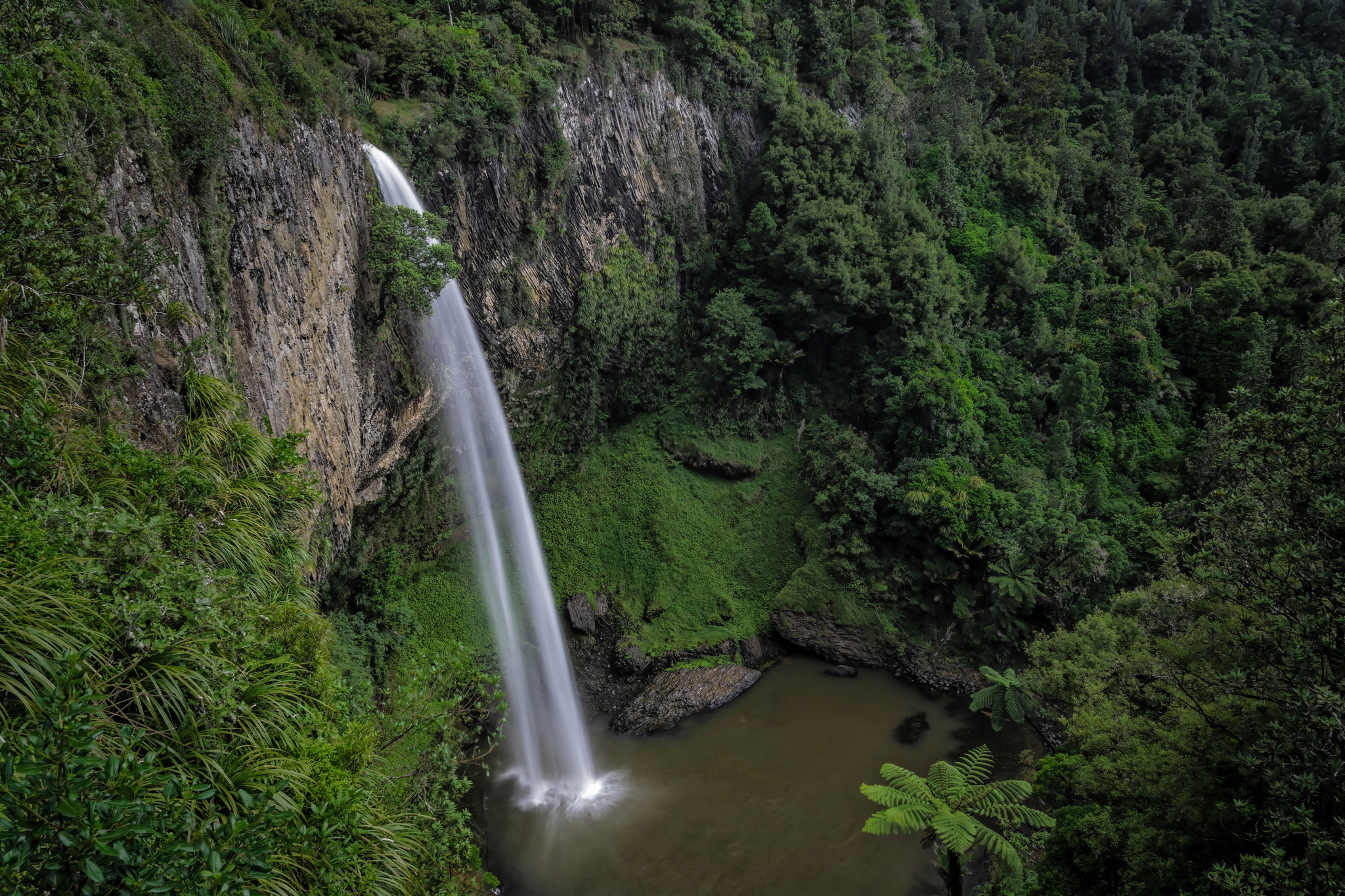 Baixe gratuitamente a imagem Natureza, Cachoeiras, Vegetação, Penhasco, Terra/natureza, Cachoeira na área de trabalho do seu PC