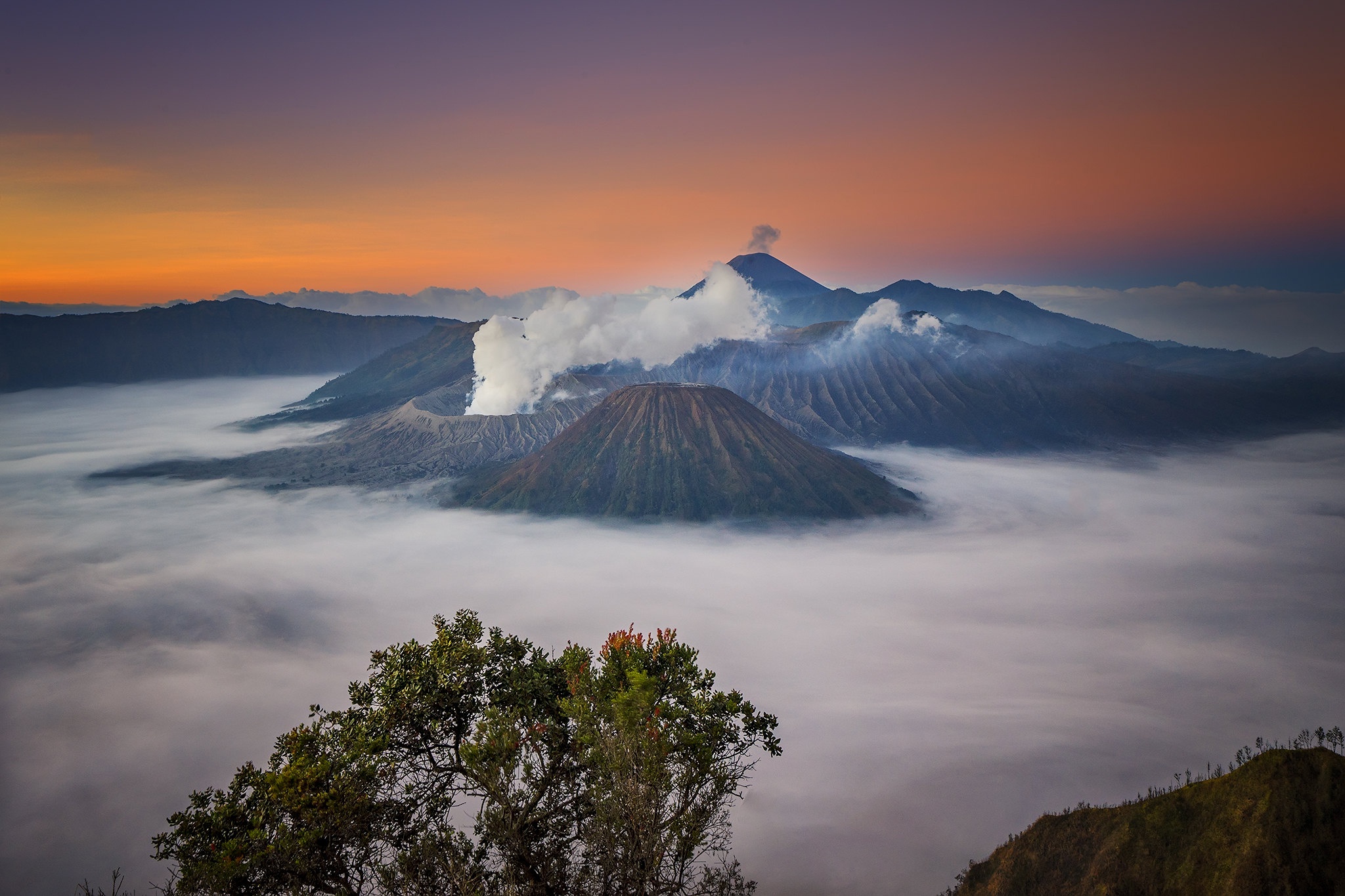 486396壁紙のダウンロード地球, ブロモ山, クラウド, 霧, インドネシア, 火山-スクリーンセーバーと写真を無料で