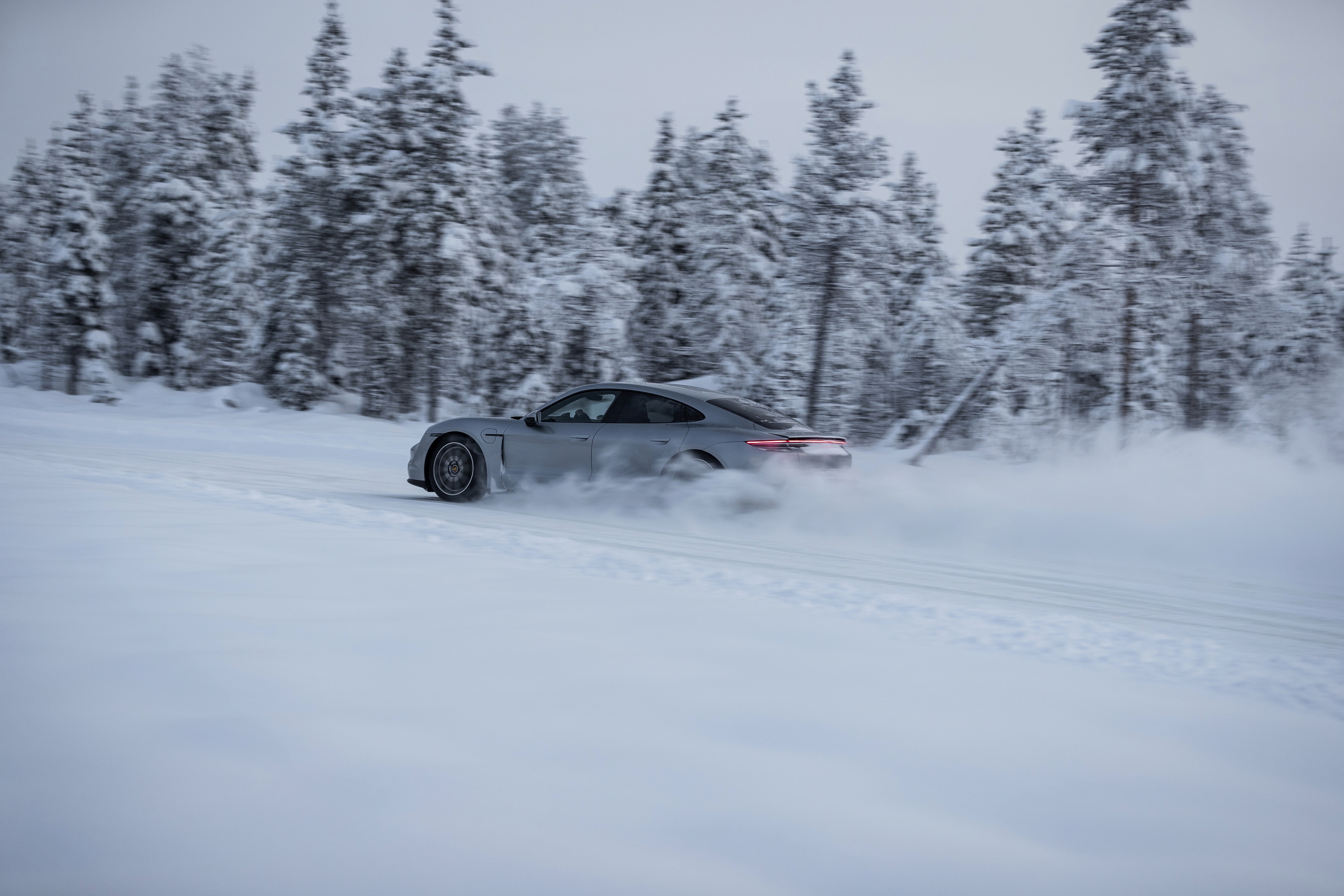 Скачати мобільні шпалери Зима, Порш, Сніг, Автомобіль, Транспортні Засоби, Білий Автомобіль, Porsche Taycan 4S безкоштовно.