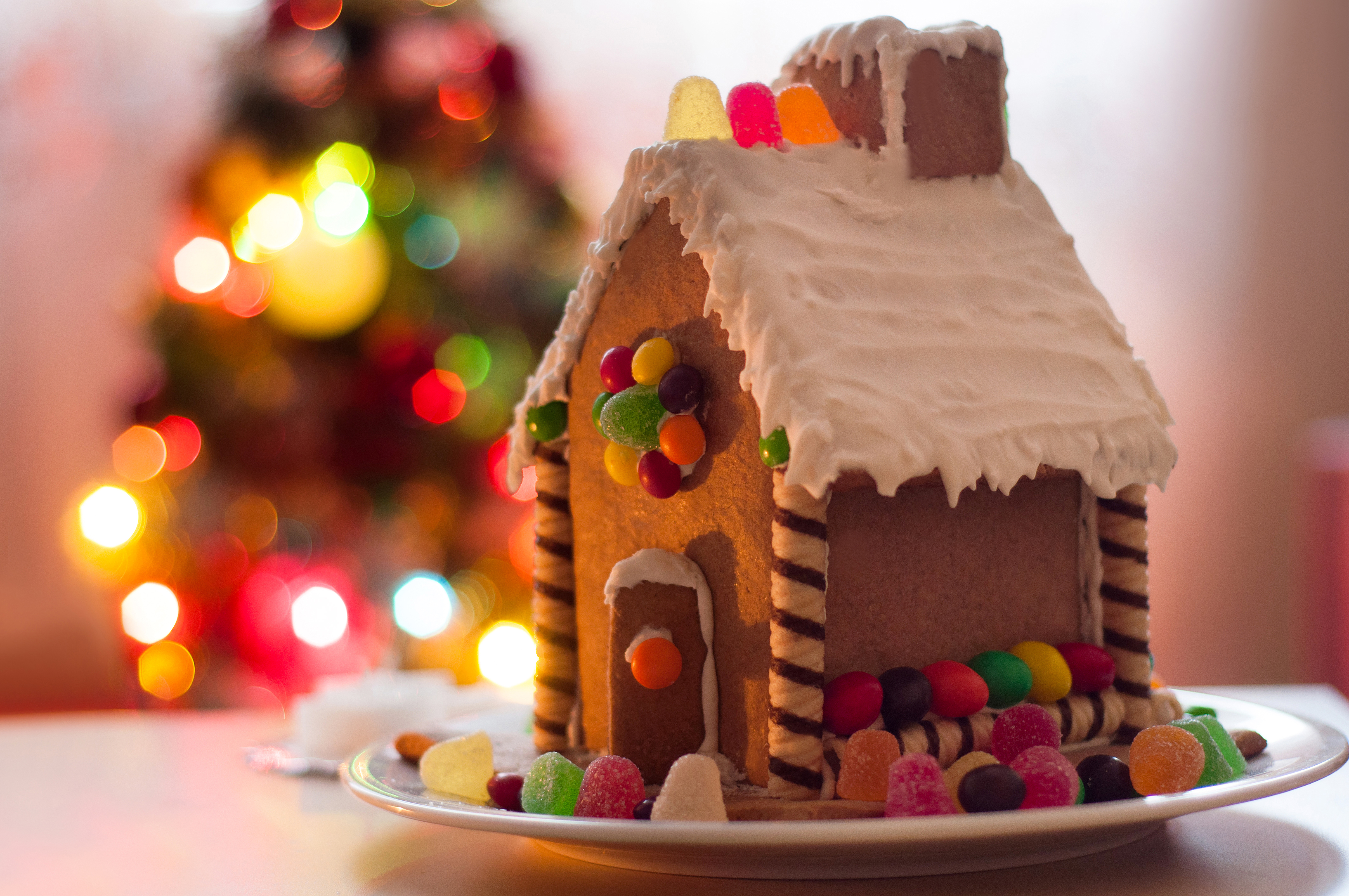 Handy-Wallpaper Feiertage, Weihnachten, Verwischen, Bokeh, Süßigkeiten, Lebkuchen, Süßwaren, Plätzchen kostenlos herunterladen.