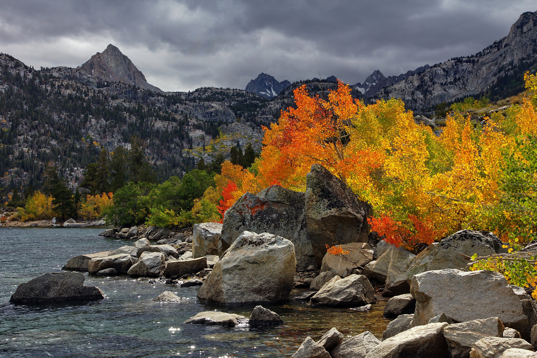 Скачать картинку Горы, Осень, Гора, Яркий, Дерево, Красочный, Земля/природа в телефон бесплатно.