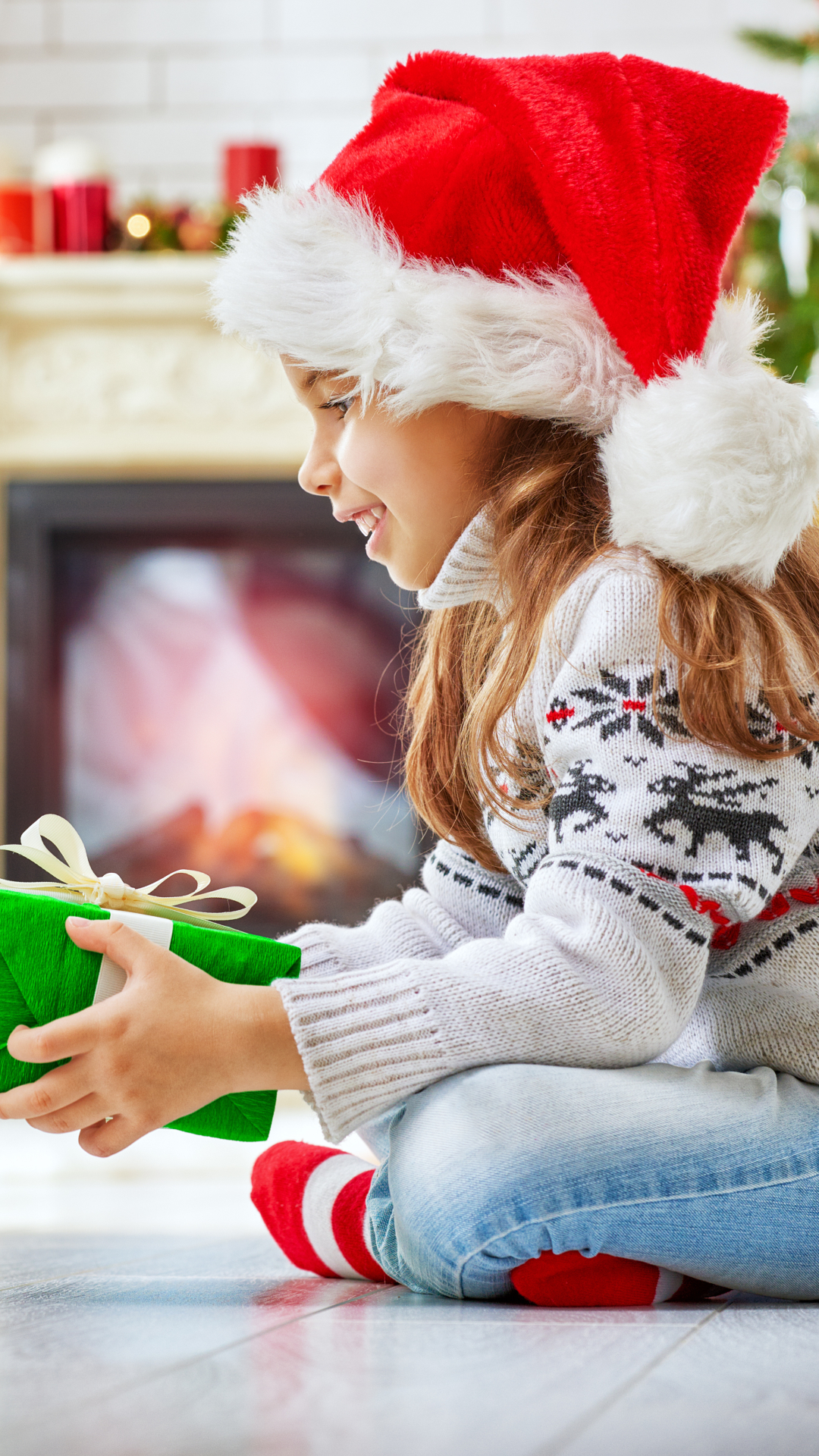 Handy-Wallpaper Feiertage, Weihnachten, Geschenk, Kind, Weihnachtsmütze kostenlos herunterladen.