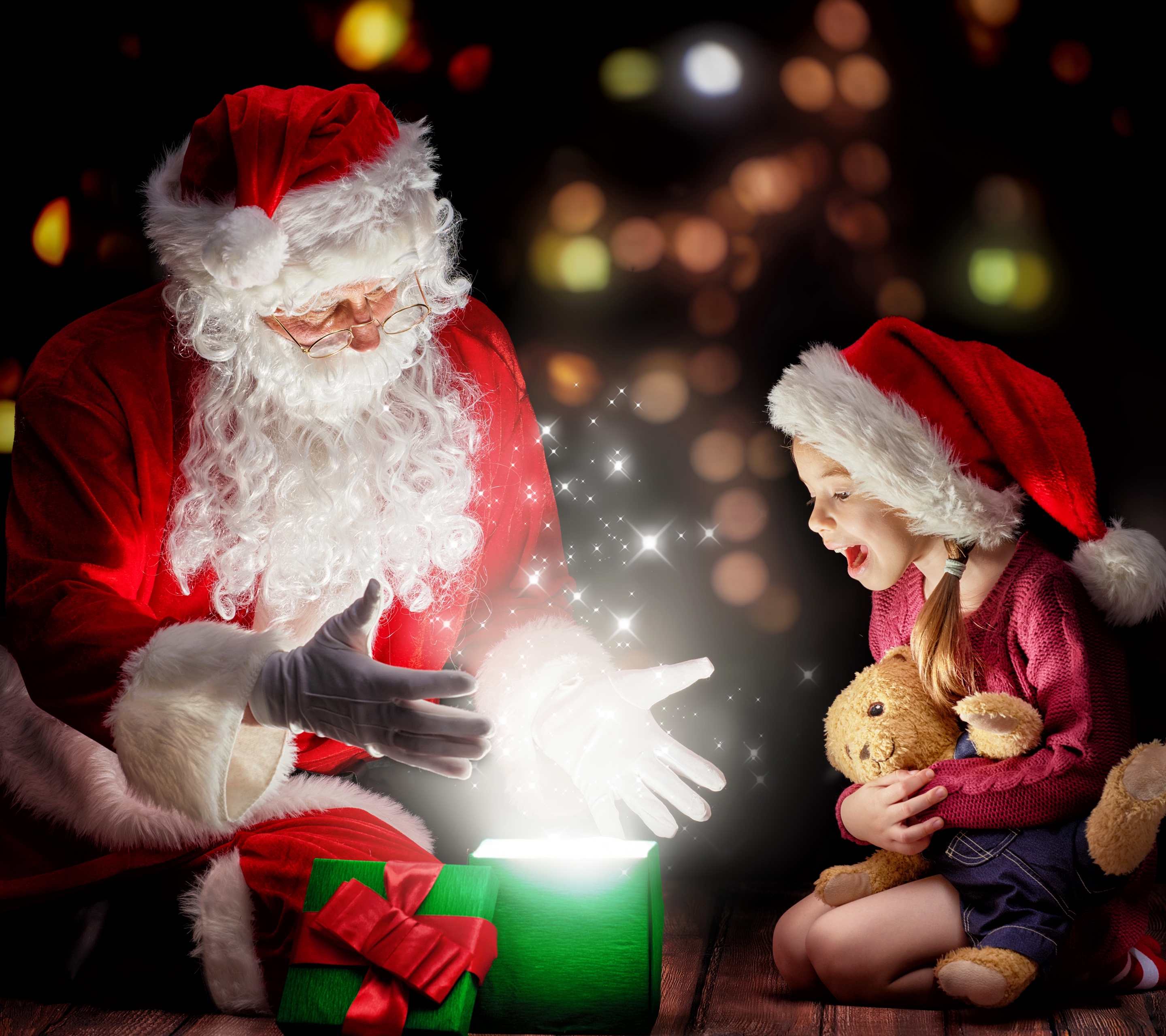Скачать обои бесплатно Магия, Рождество, Подарок, Ребенок, Ребёнок, Подарки, Плюшевый Мишка, Праздничные, Шляпа Санты, Санта картинка на рабочий стол ПК