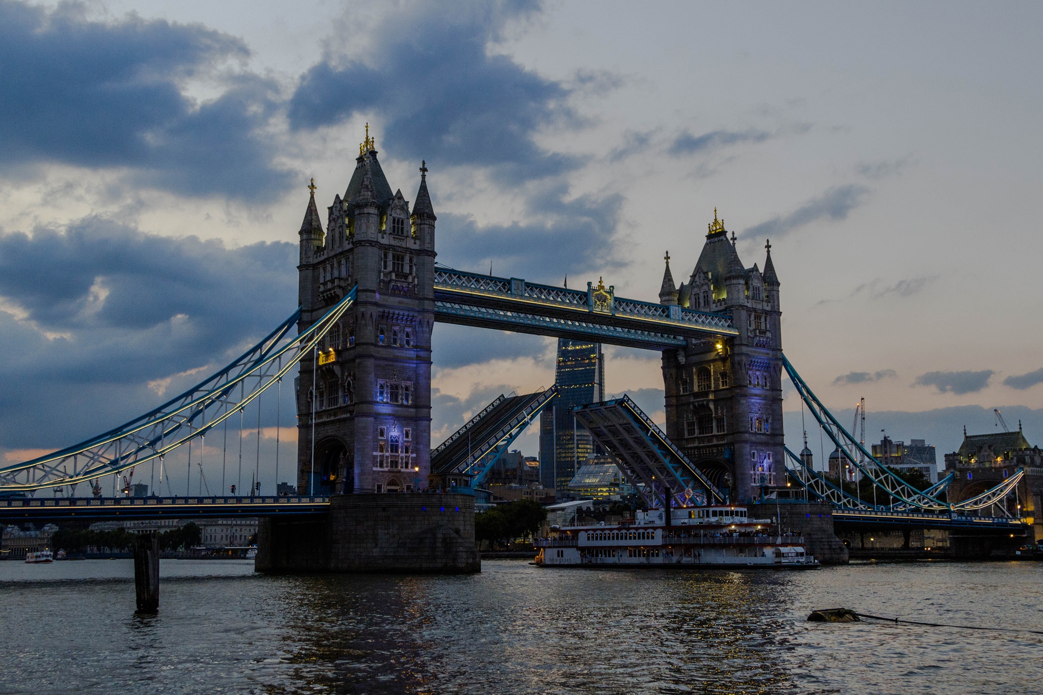 Скачать обои бесплатно Мосты, Лондон, Мост, Лодка, Тауэрский Мост, Сделано Человеком картинка на рабочий стол ПК