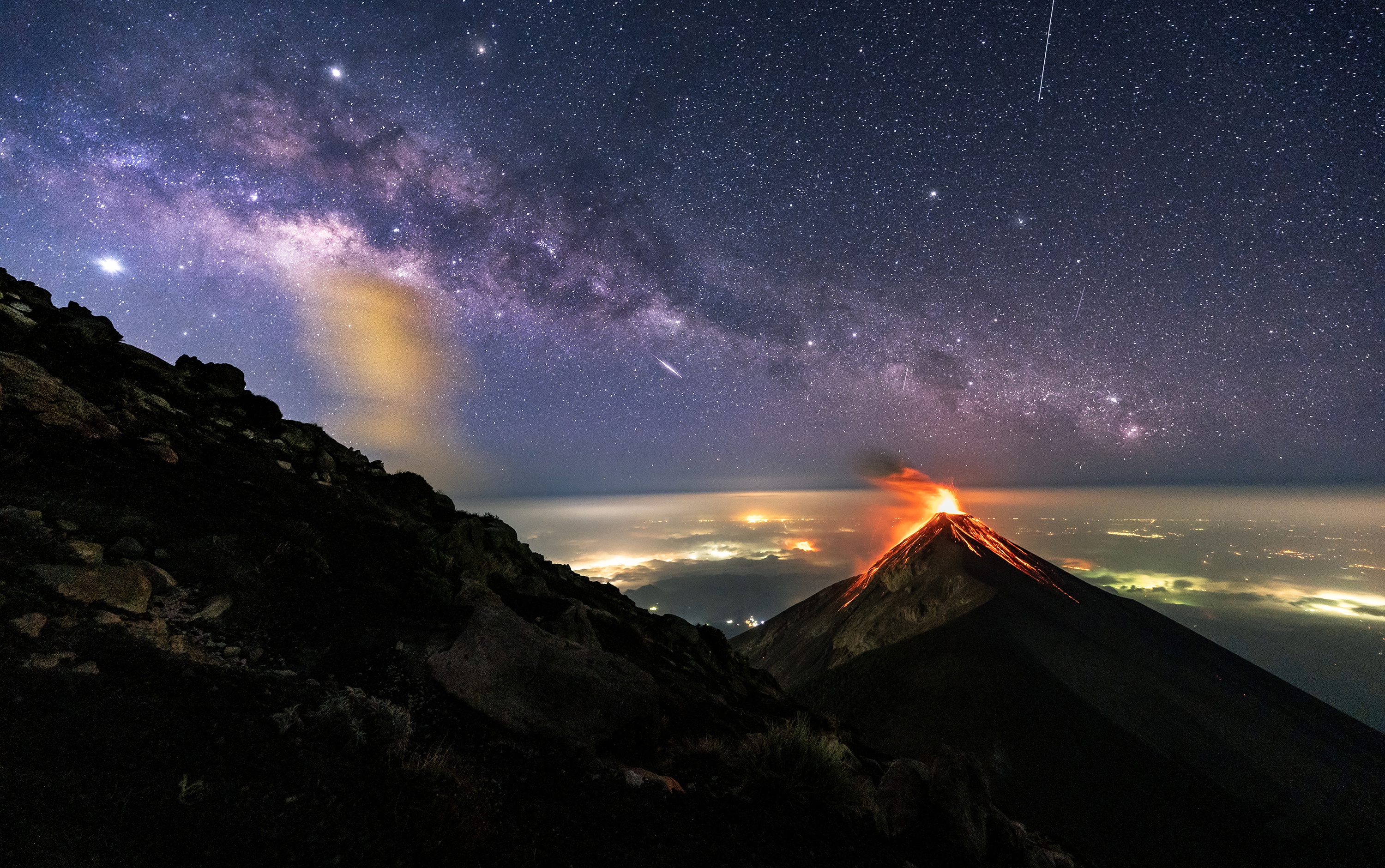 Descarga gratis la imagen Cielo, Estrellas, Noche, Horizonte, Cielo Estrellado, Vía Láctea, Volcán, Volcanes, Tierra/naturaleza en el escritorio de tu PC