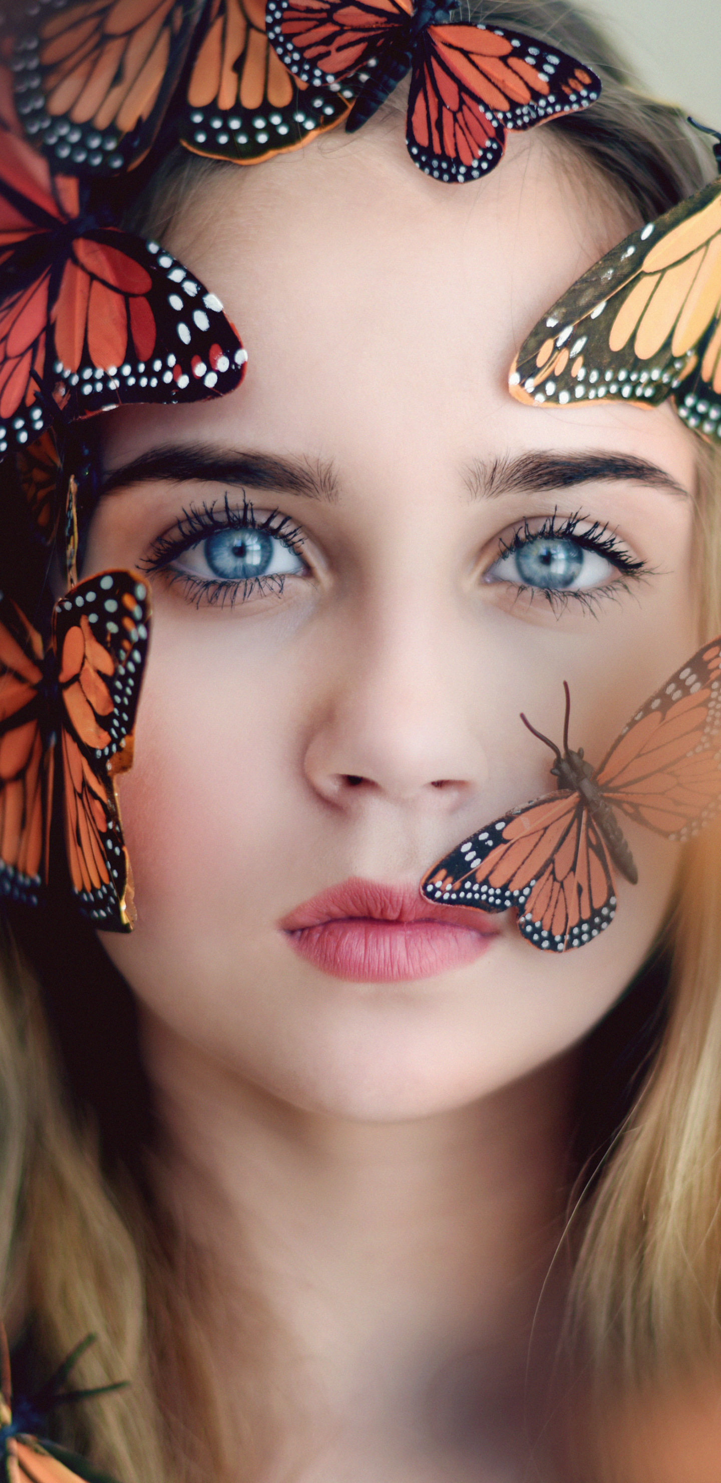 Handy-Wallpaper Schmetterlinge, Schmetterling, Blond, Gesicht, Modell, Frauen, Blaue Augen, Blondinen kostenlos herunterladen.