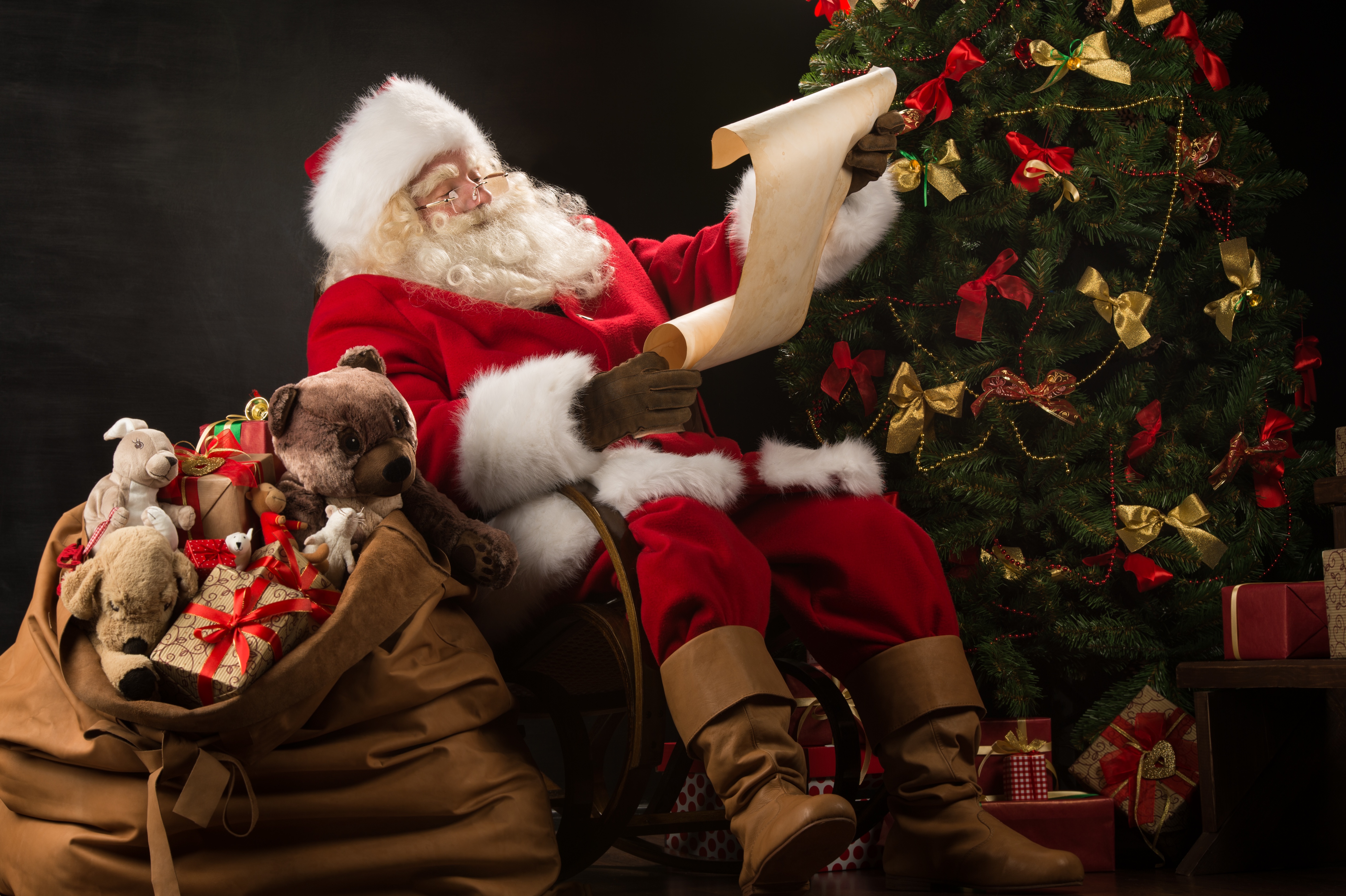 Handy-Wallpaper Feiertage, Weihnachtsmann, Weihnachten, Bart, Geschenk, Weihnachtsbaum kostenlos herunterladen.