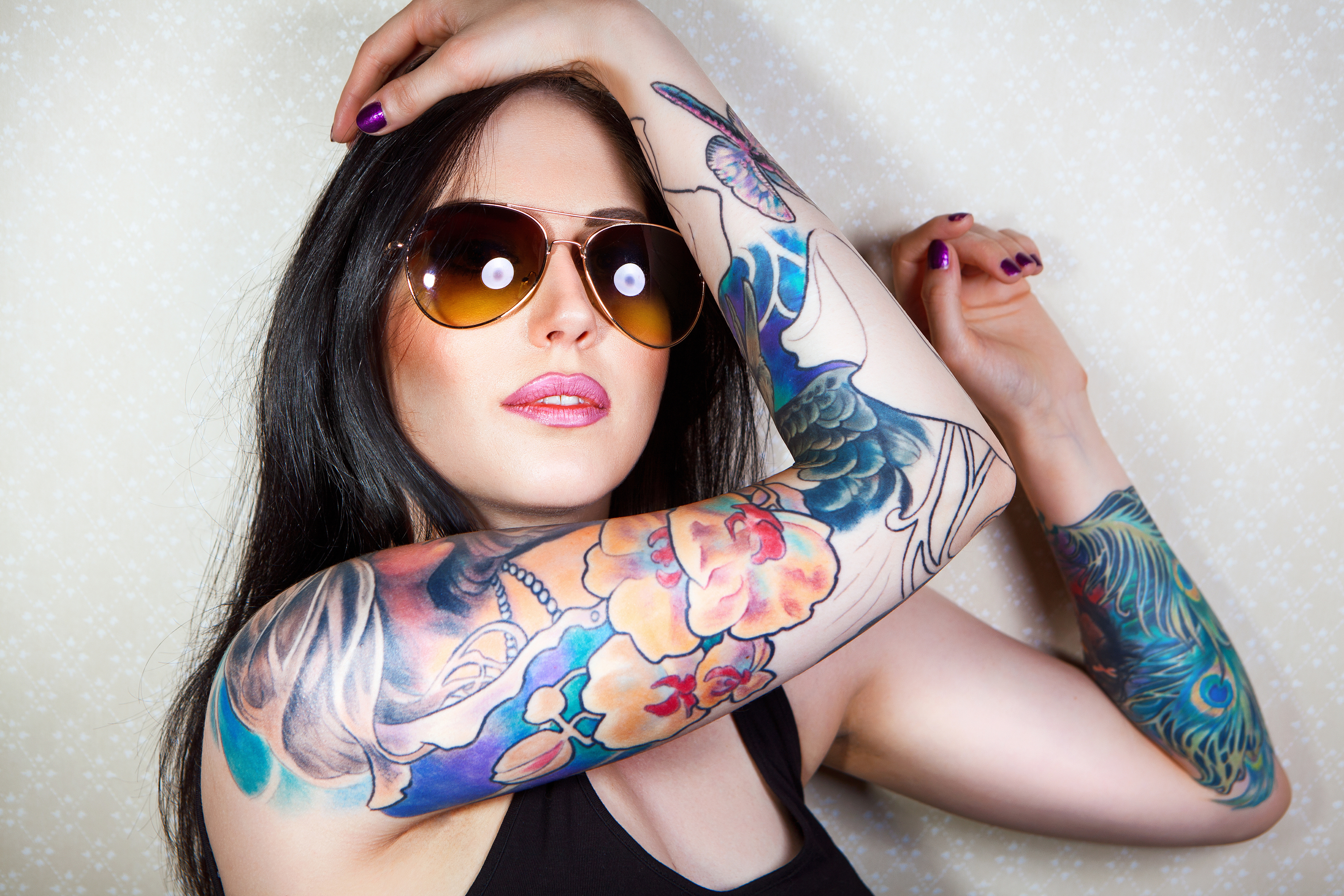 Baixar papel de parede para celular de Tatuagem, Oculos Escuros, Modelo, Mulheres, Cabelo Preto, Batom gratuito.
