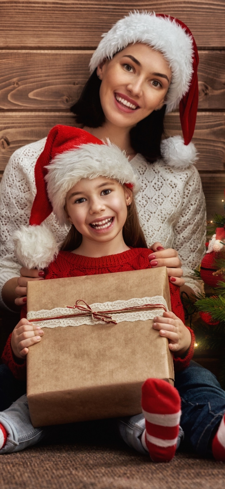 Handy-Wallpaper Feiertage, Weihnachten, Geschenk, Weihnachtsschmuck, Kleines Mädchen, Weihnachtsmütze kostenlos herunterladen.