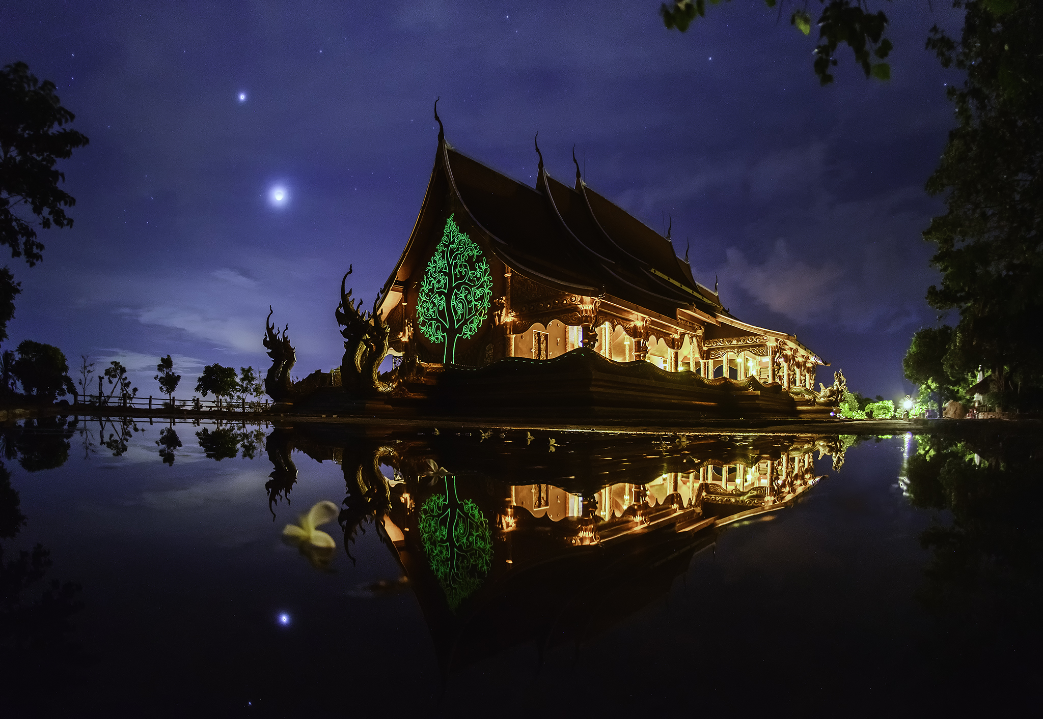 Téléchargez gratuitement l'image Nuit, Bâtiment, Lumière, Temple, Temples, Réflection, Religieux sur le bureau de votre PC