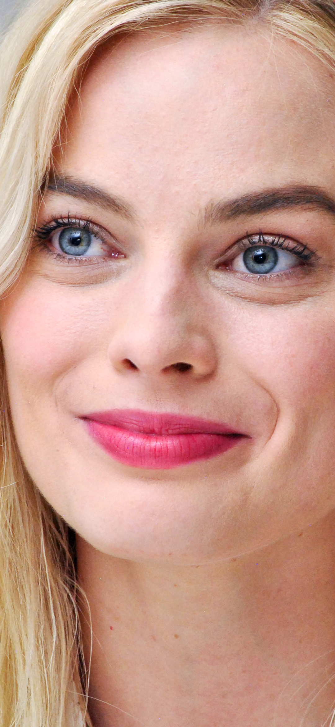 Download mobile wallpaper Smile, Blonde, Celebrity, Actress, Margot Robbie for free.