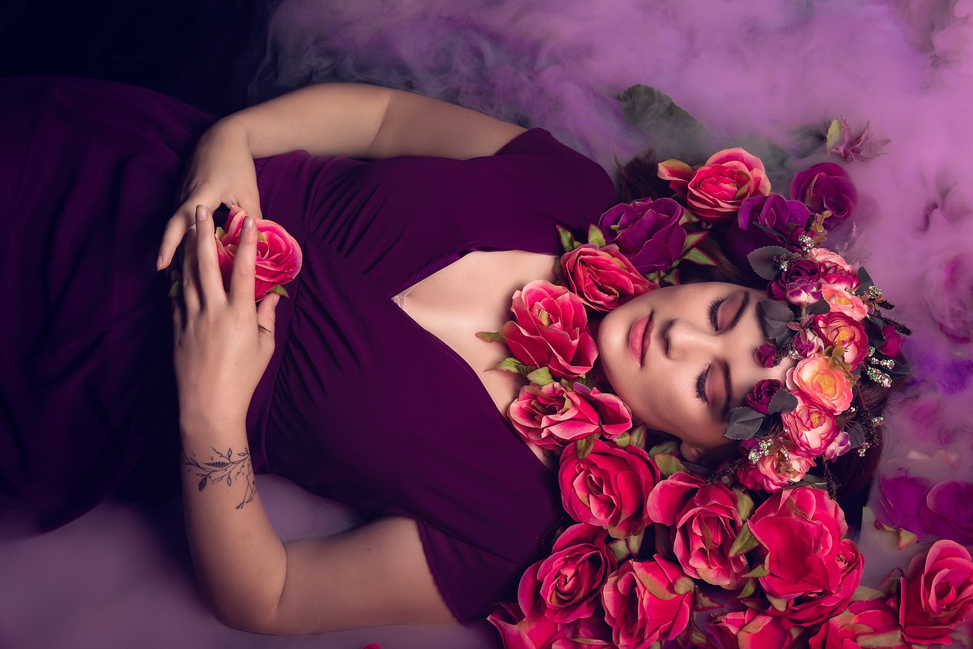 PCデスクトップに花, 花輪, ムード, 女性, 横たわる, 紫のドレス画像を無料でダウンロード