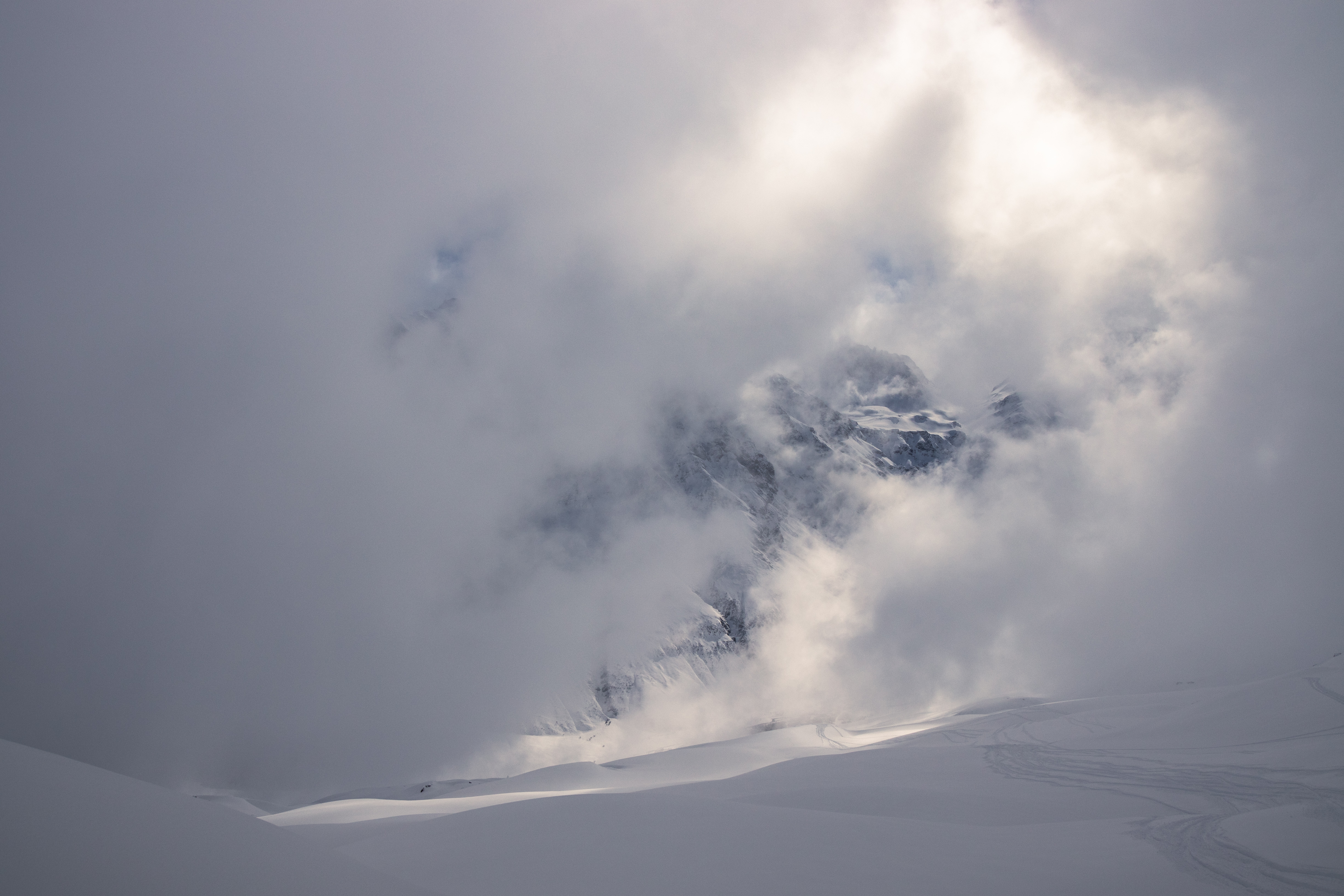 Handy-Wallpaper Mountains, Clouds, Schnee, Landschaft, Natur kostenlos herunterladen.