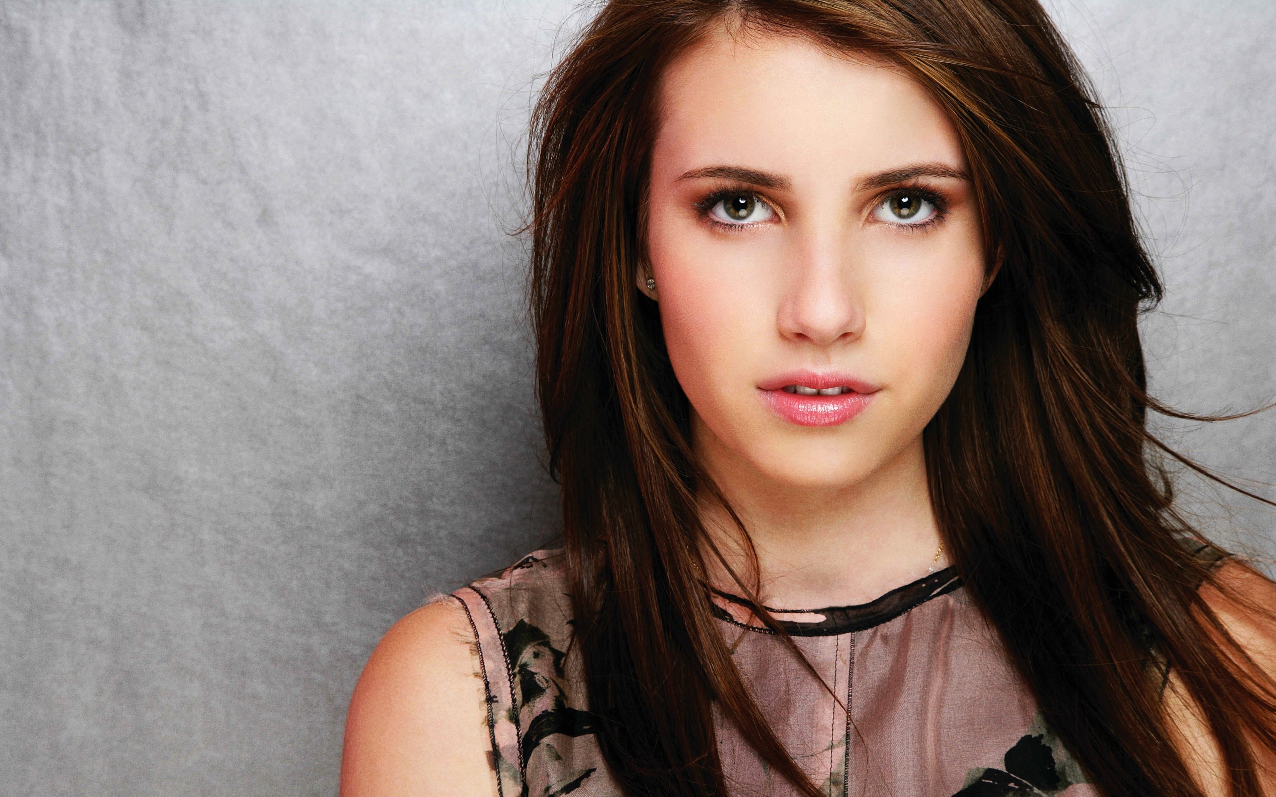 Download mobile wallpaper Celebrity, Emma Roberts for free.