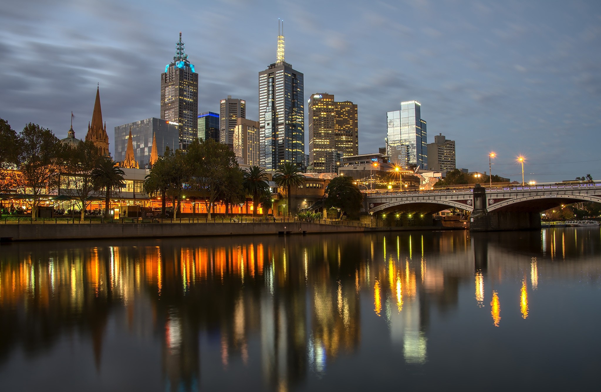 Baixe gratuitamente a imagem Cidades, Noite, Cidade, Arranha Céu, Construção, Austrália, Melbourne, Feito Pelo Homem, Reflecção na área de trabalho do seu PC