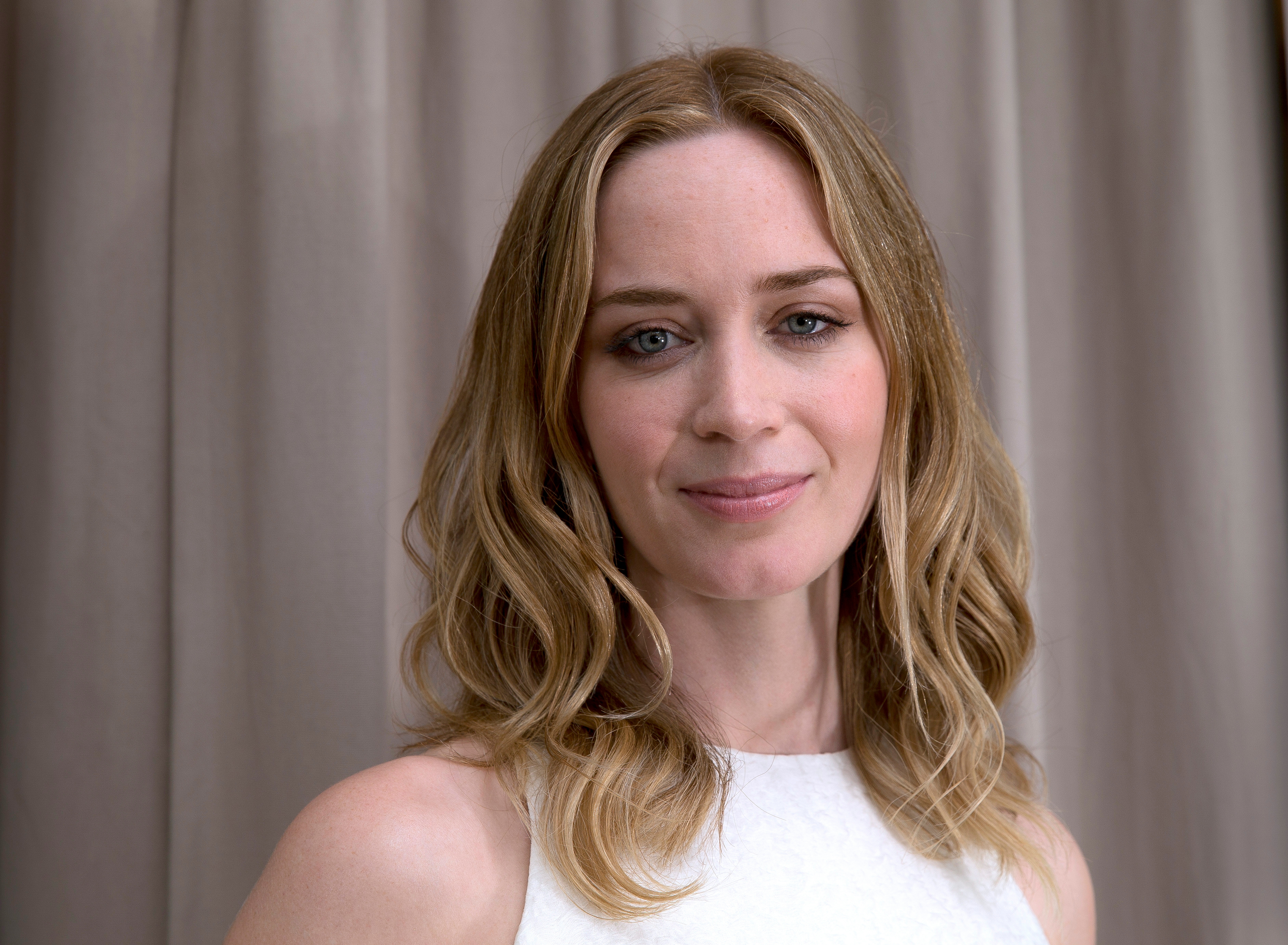Download mobile wallpaper Blonde, English, Face, Blue Eyes, Celebrity, Actress, Emily Blunt for free.