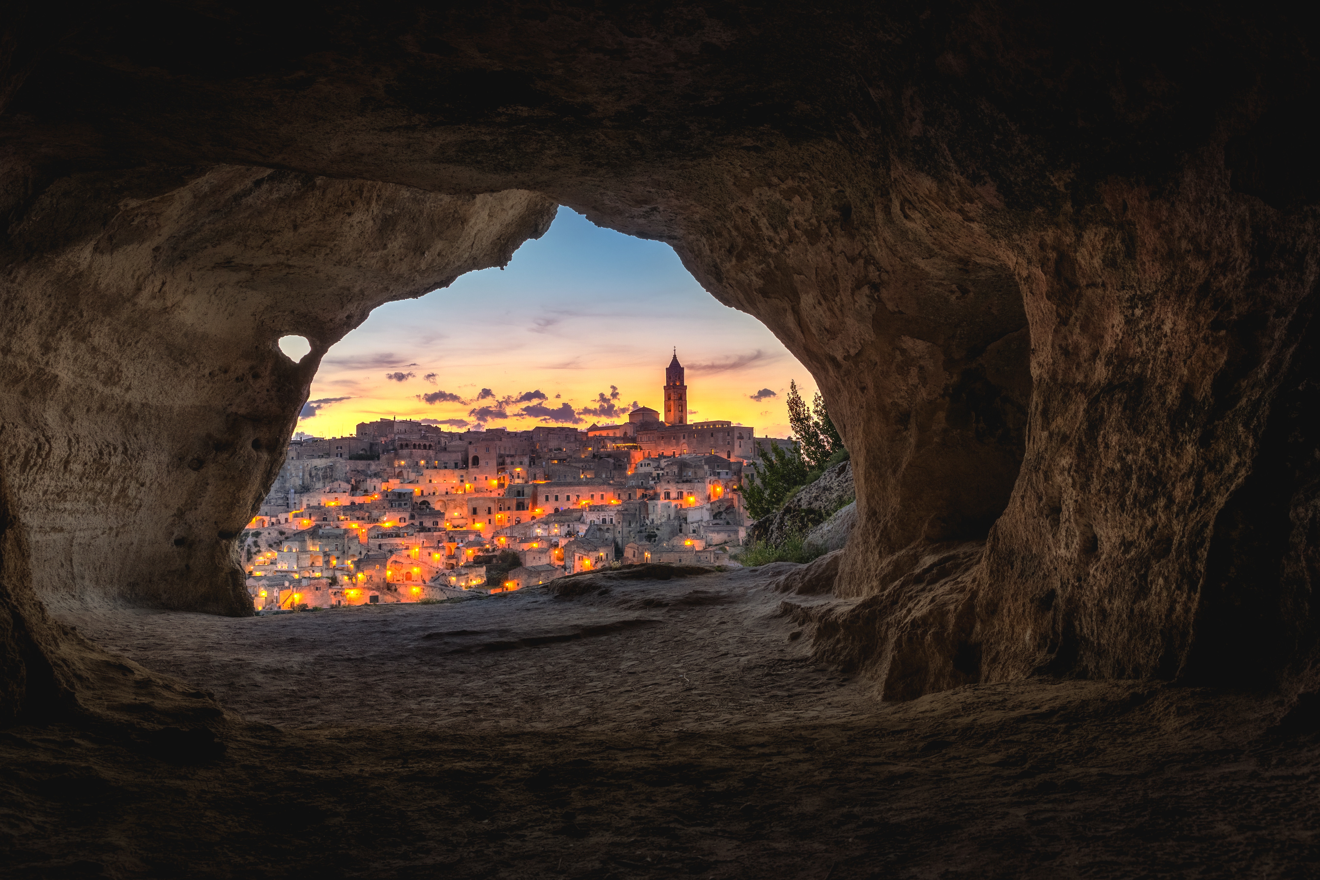 Téléchargez gratuitement l'image Italie, Imeuble, La Grotte, Grotte, Vue, Ville De Nuit, Bâtiment, Villes sur le bureau de votre PC