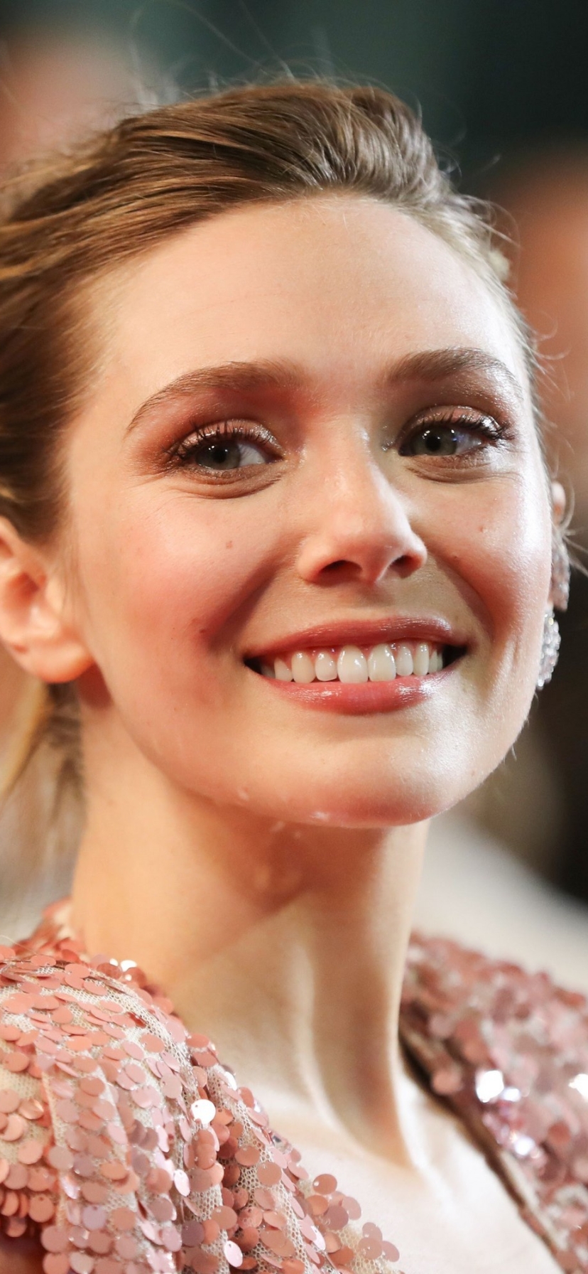 Download mobile wallpaper Smile, Face, American, Celebrity, Actress, Elizabeth Olsen for free.