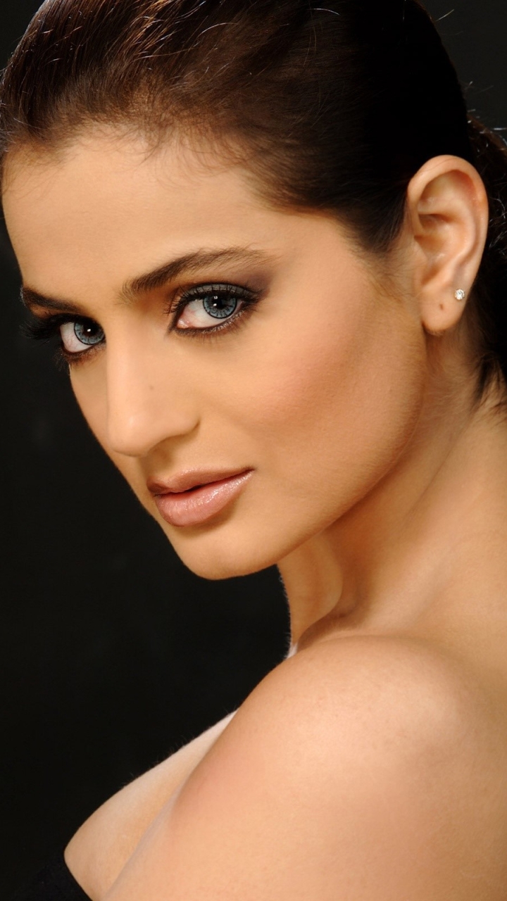 Download mobile wallpaper Brunette, Indian, Celebrity, Actress, Bollywood, Amisha Patel for free.