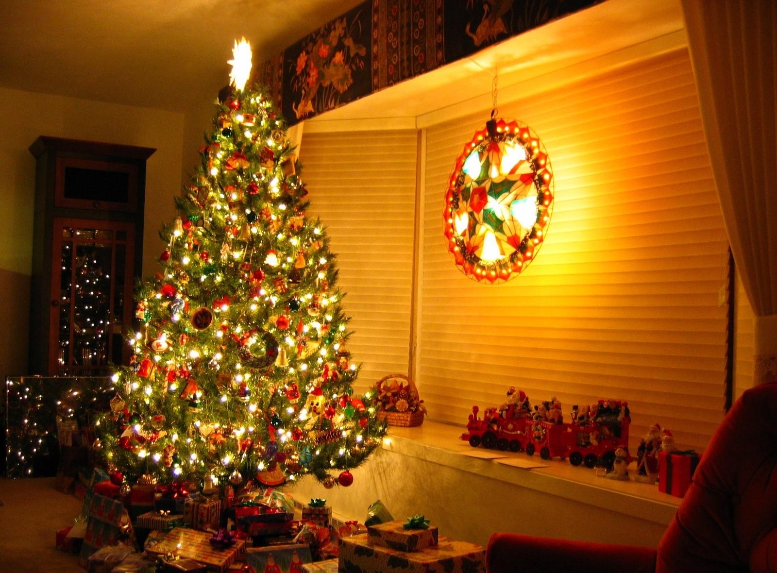 126437 descargar fondo de pantalla guirnaldas, navidad, presenta, vacaciones, año nuevo, decoraciones, juguetes, día festivo, casa, árbol de navidad, guirnalda, regalos: protectores de pantalla e imágenes gratis
