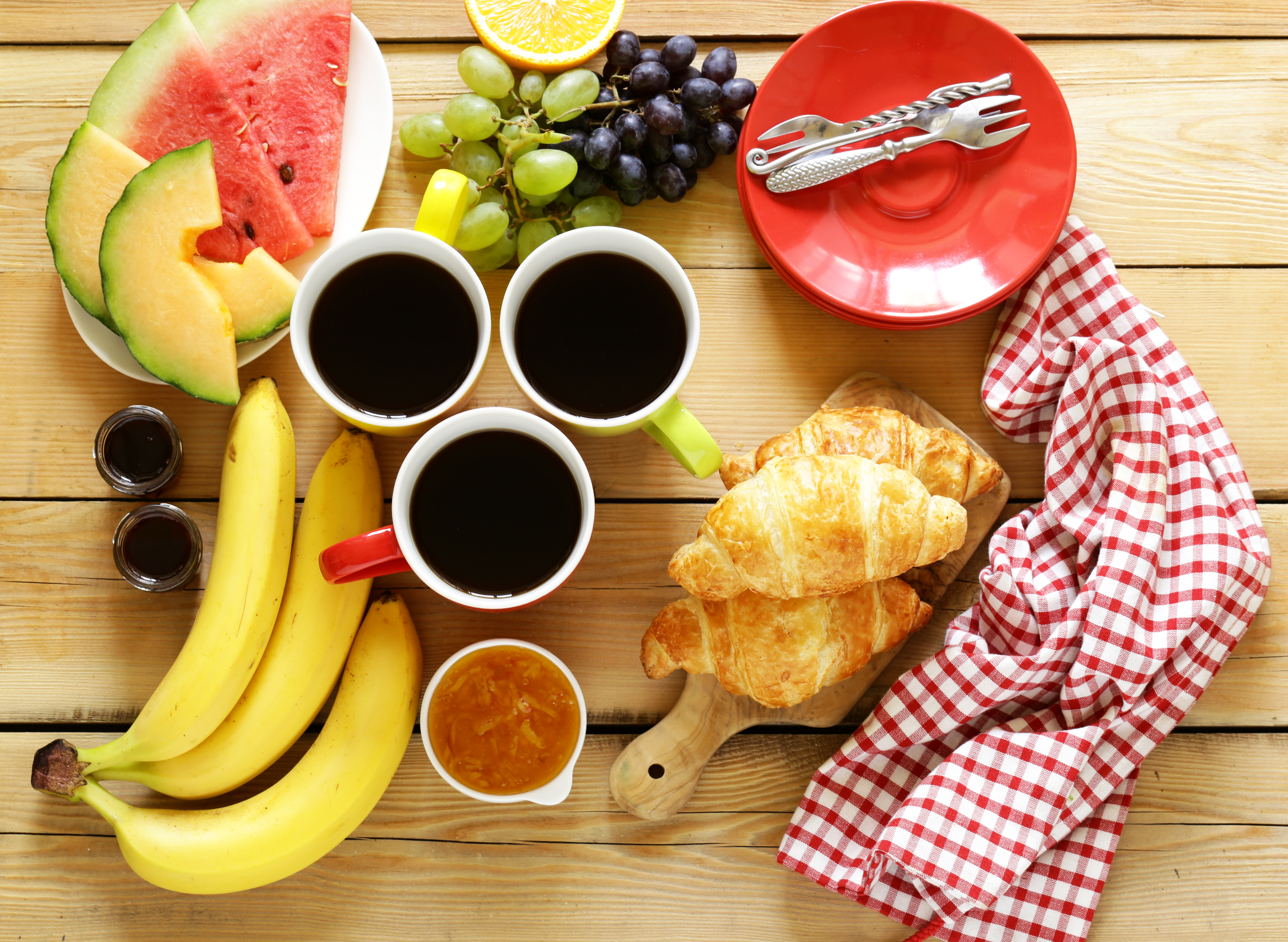 Handy-Wallpaper Tasse, Banane, Croissant, Nahrungsmittel, Stillleben, Kaffee, Früchte, Frühstuck kostenlos herunterladen.