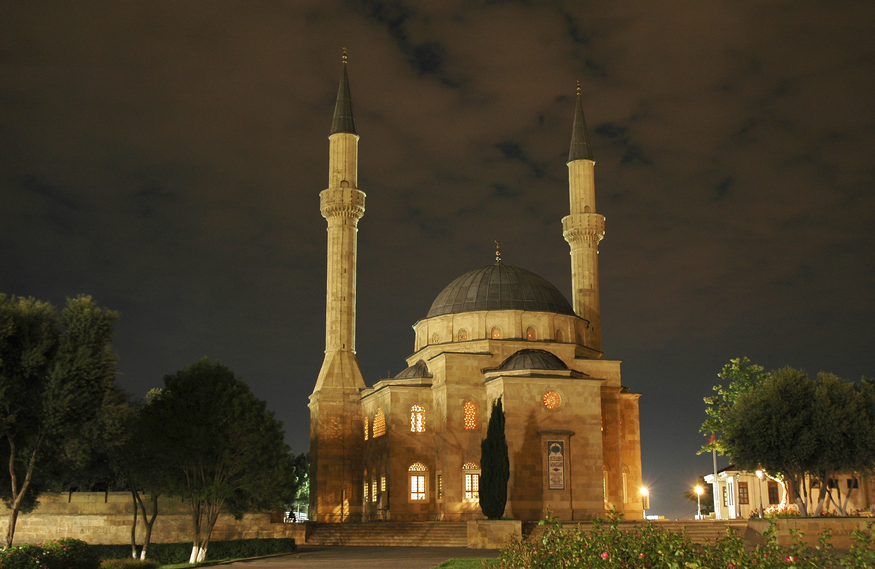 Скачать обои Мечеть С Двумя Минаретами на телефон бесплатно