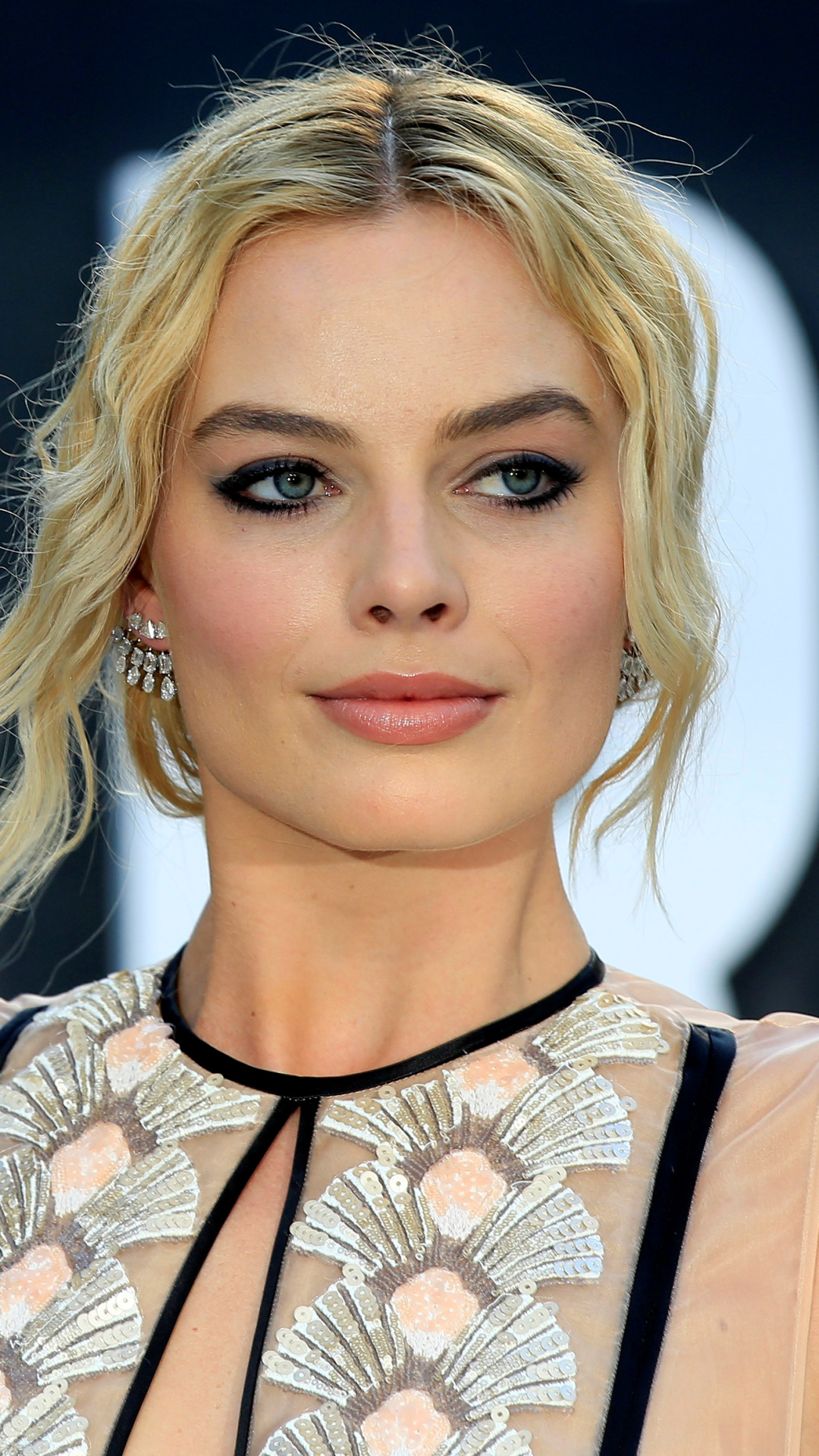 Download mobile wallpaper Blonde, Face, Blue Eyes, Celebrity, Actress, Australian, Margot Robbie for free.