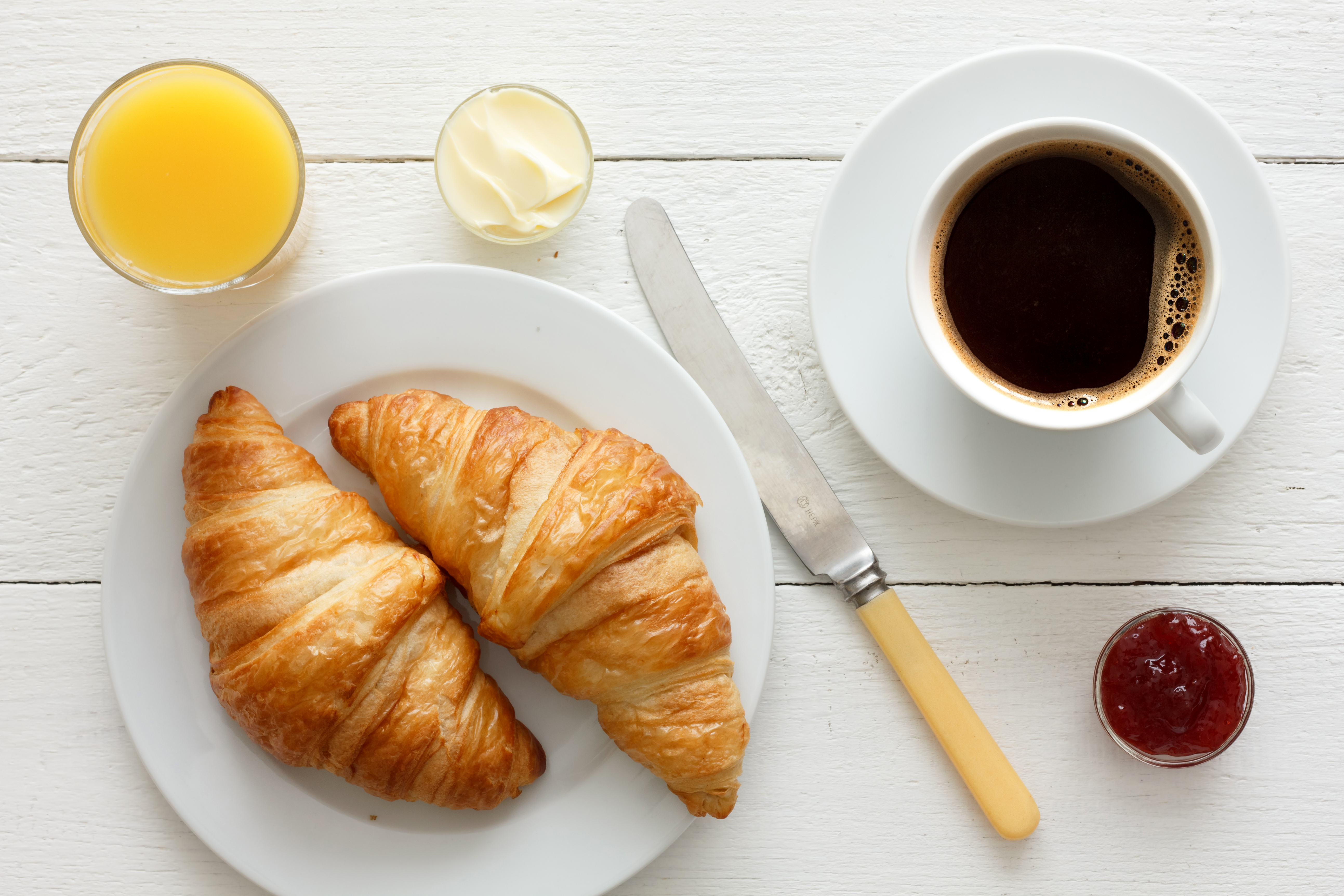 Laden Sie das Tasse, Croissant, Saft, Nahrungsmittel, Kaffee, Frühstuck-Bild kostenlos auf Ihren PC-Desktop herunter