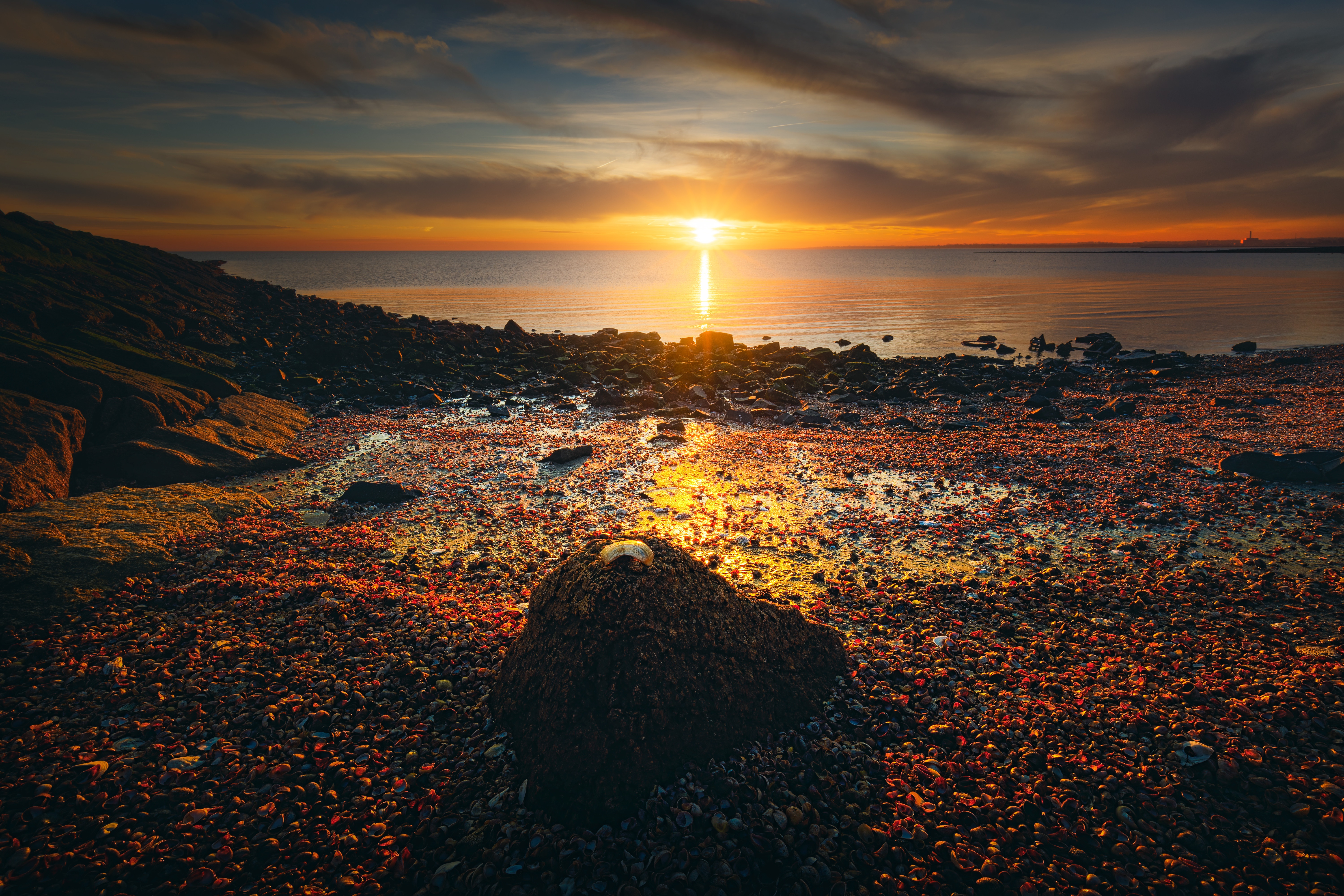 Free download wallpaper Sunset, Sea, Sun, Beach, Horizon, Earth, Stone, Shell on your PC desktop