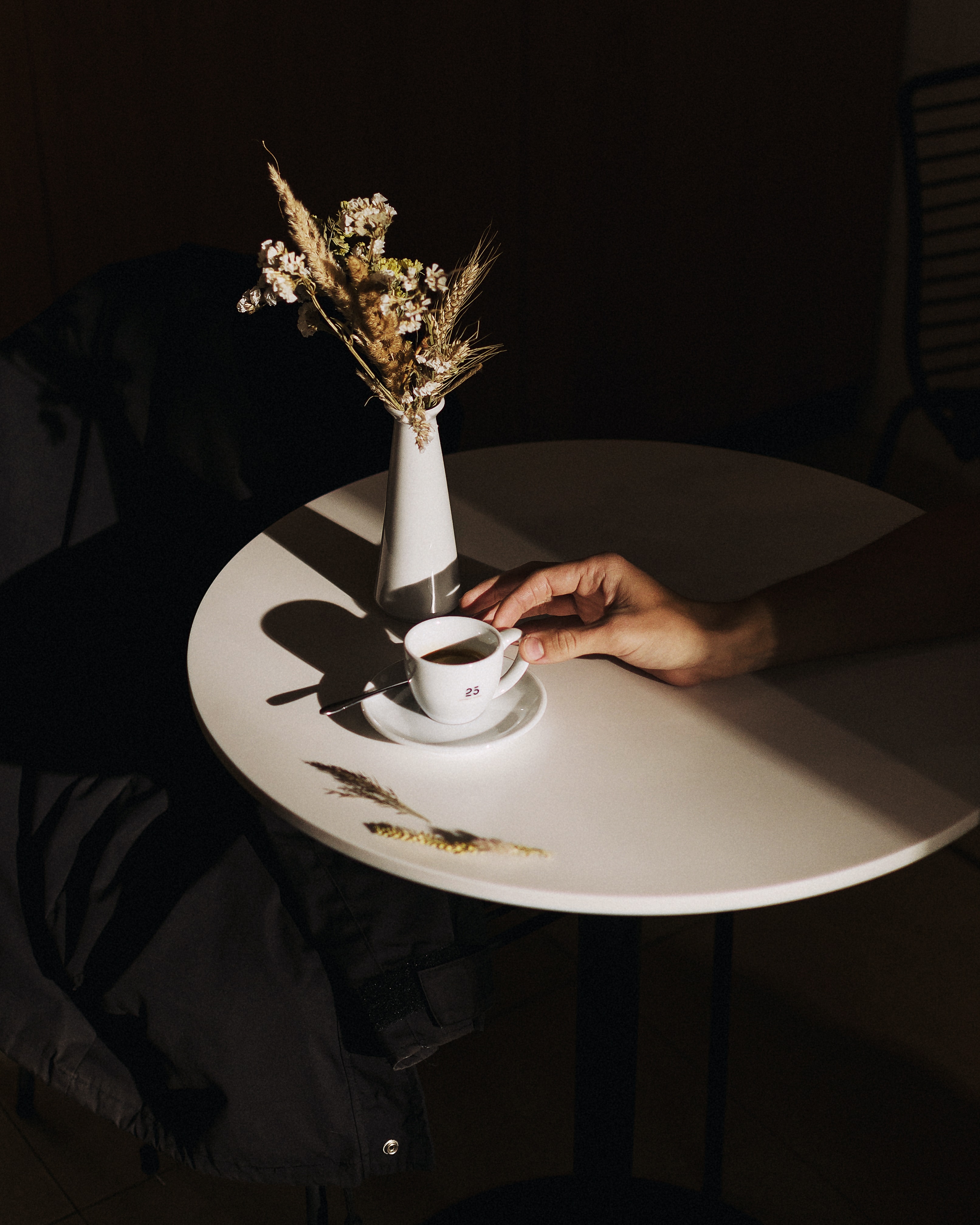 Free download wallpaper Miscellanea, Miscellaneous, Bouquet, Hand, Cup, Room, Coffee on your PC desktop