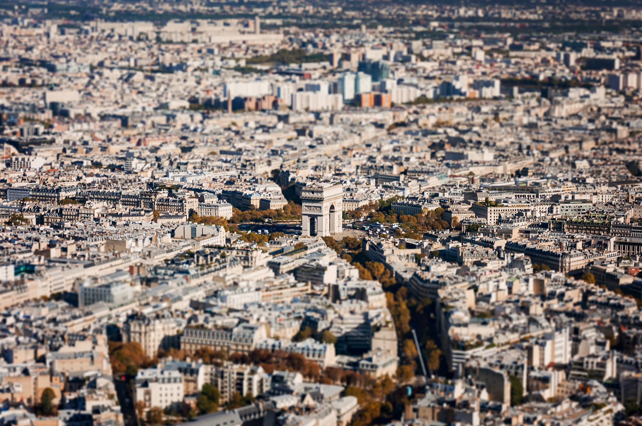 Laden Sie das Paris, Frankreich, Stadtbild, Monument, Monumente, Triumphbogen, Menschengemacht, Großstadt, Neigungschicht, Luftbildfotografie-Bild kostenlos auf Ihren PC-Desktop herunter