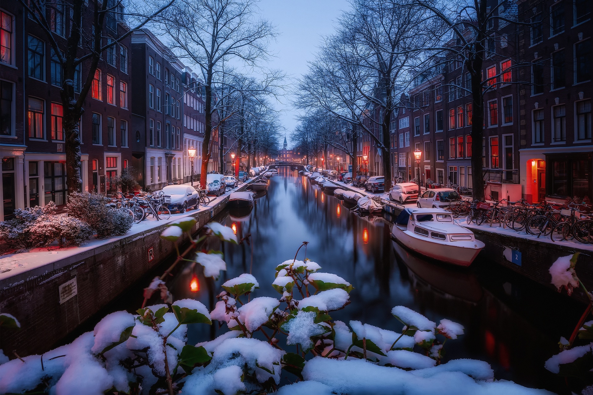 Скачать картинку Города, Зима, Вода, Ночь, Город, Свет, Лодка, Нидерланды, Амстердам, Сделано Человеком в телефон бесплатно.