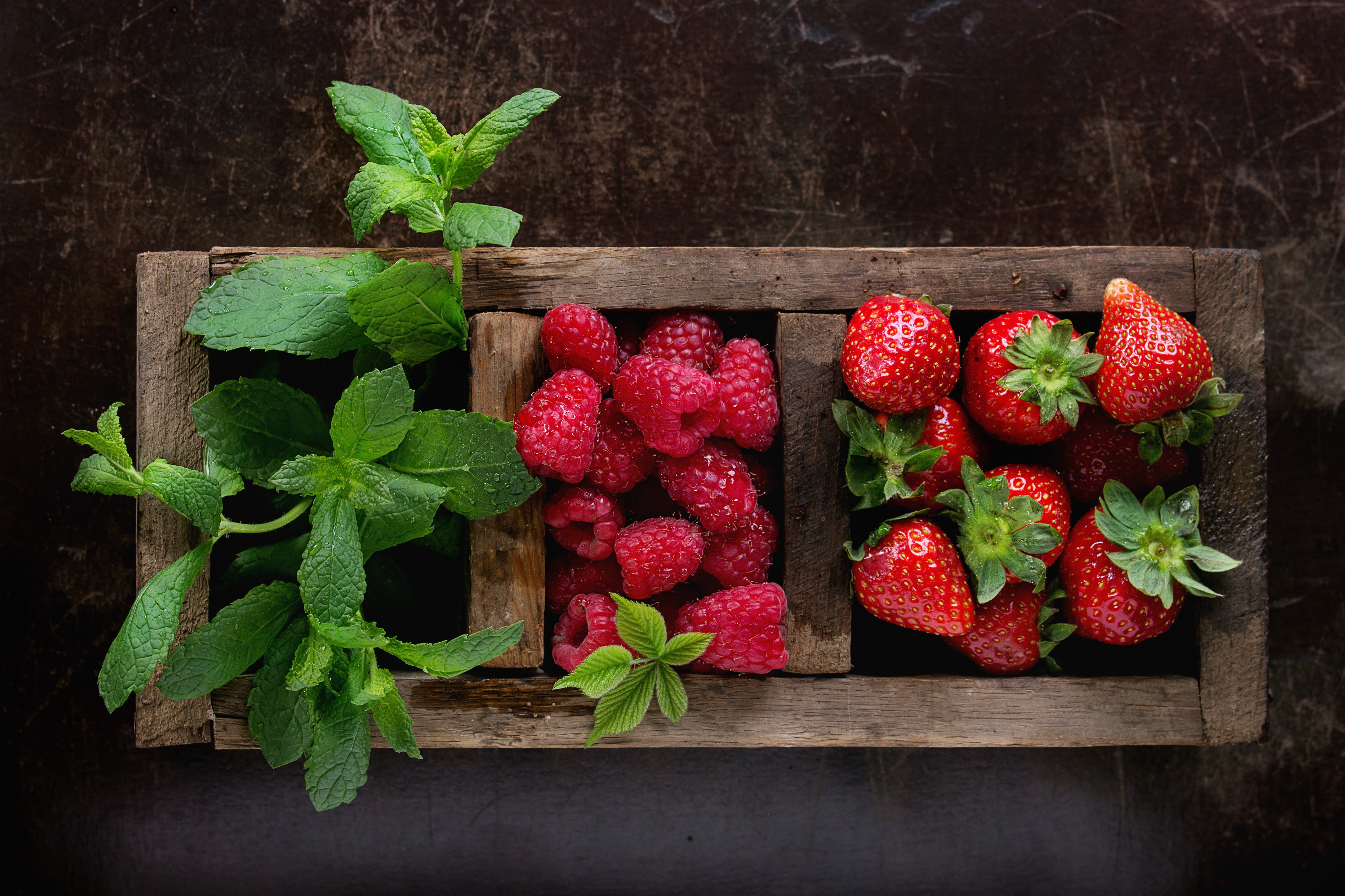 Laden Sie das Erdbeere, Himbeere, Frucht, Minze, Nahrungsmittel, Stillleben-Bild kostenlos auf Ihren PC-Desktop herunter