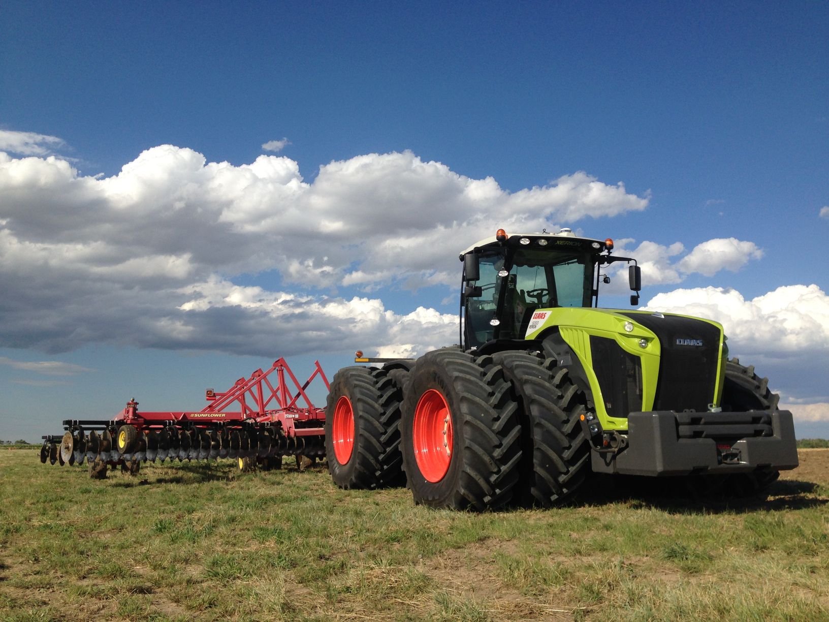 Die besten Claas Xerion-Hintergründe für den Telefonbildschirm